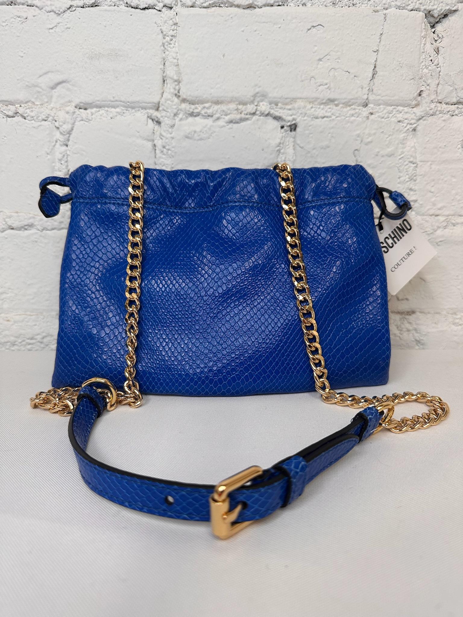 SS22 MOSCHINO Couture Jeremy Scott Blaue Leder-Umhängetasche Goldes vertikales Logo im Zustand „Neu“ im Angebot in Los Angeles, CA