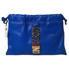 SS22 MOSCHINO Couture Jeremy Scott Blaue Leder-Umhängetasche Goldes vertikales Logo