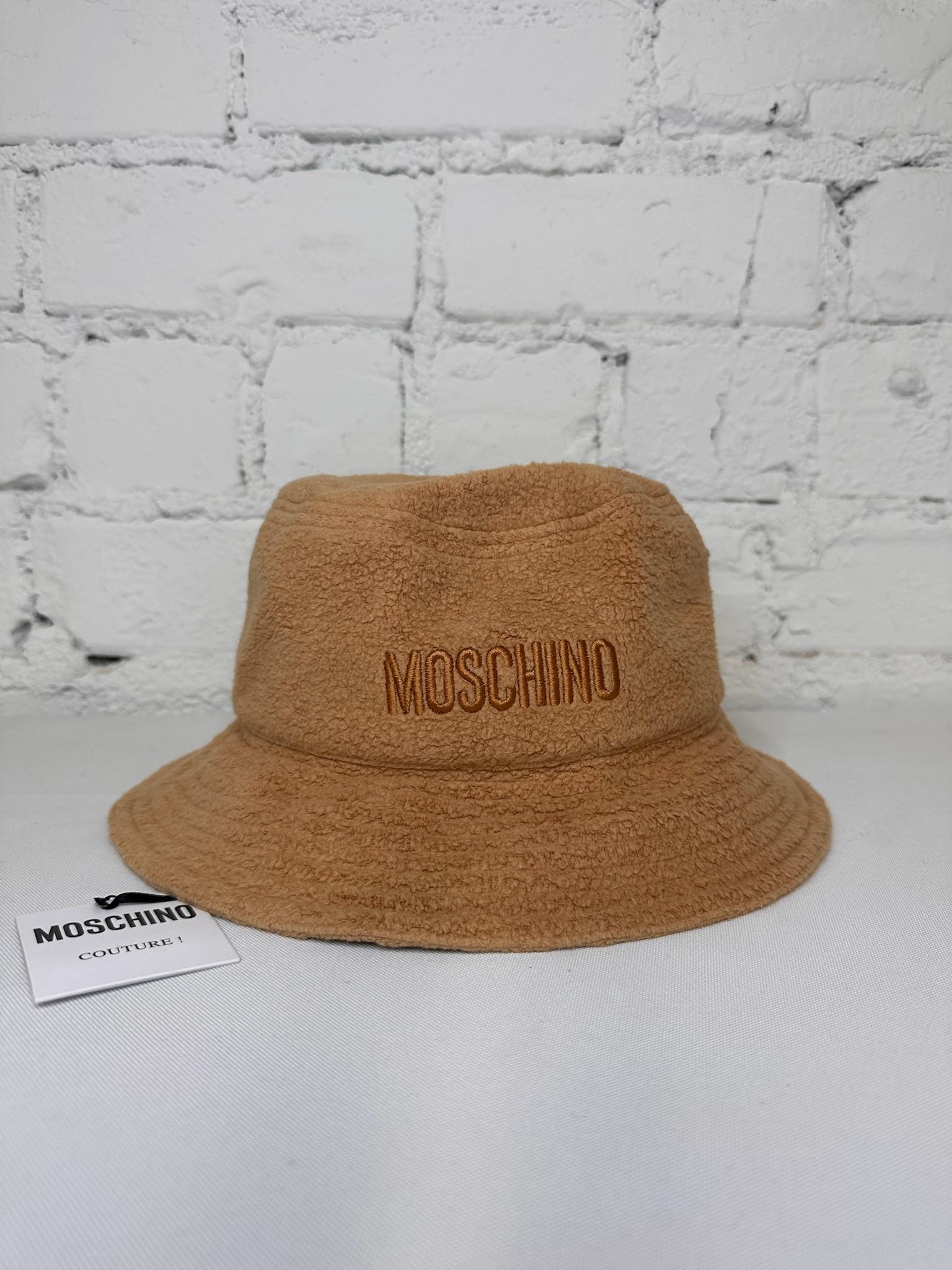 Super raro!
Moschino Couture
Cappello a secchiello con orsetto
Collezione AW23 di Jeremy Scott




100% Autentico!!!

MSRP: $410



Condizione: Nuovo con tag

Colore: marrone

Modello: Stampa orsetto

Misure: Lunghezza tesa: 2.5
