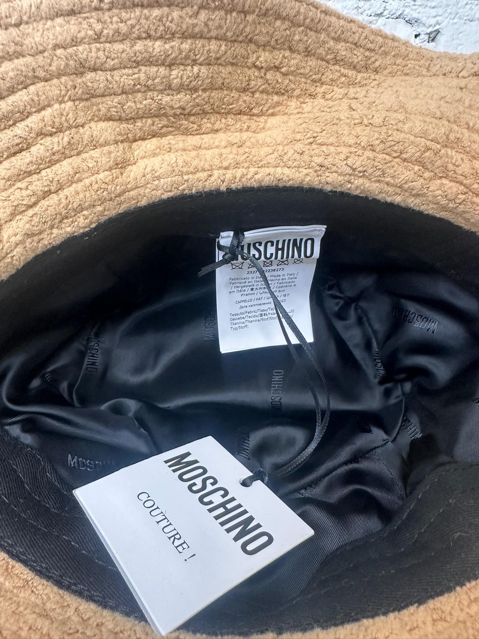 AW23 Moschino Couture Jeremy Scott Brown Cappello a Secchiello con Orsetto Rotondo in Viscosa In condizioni Nuovo in vendita a Los Angeles, CA