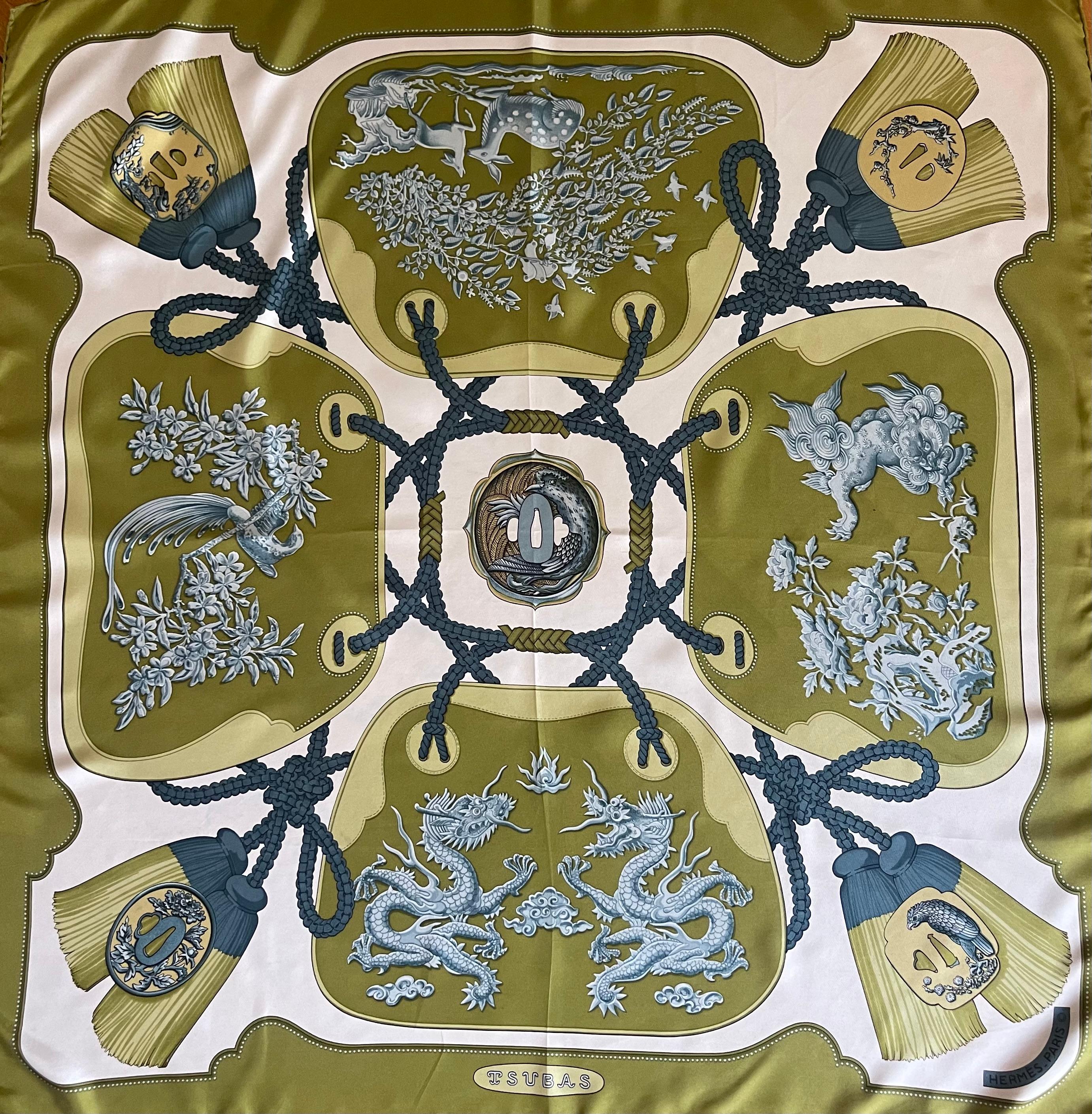 Bufanda Hermès tsubas de Seda. Este hermoso pañuelo fue diseñado por Christiane Vauzelles en 1971 y reeditado en 1991 debido a su popularidad. Los colores verdes son vibrantes y atrevidos, y los diseños, creativos y originales, hacen de ella una