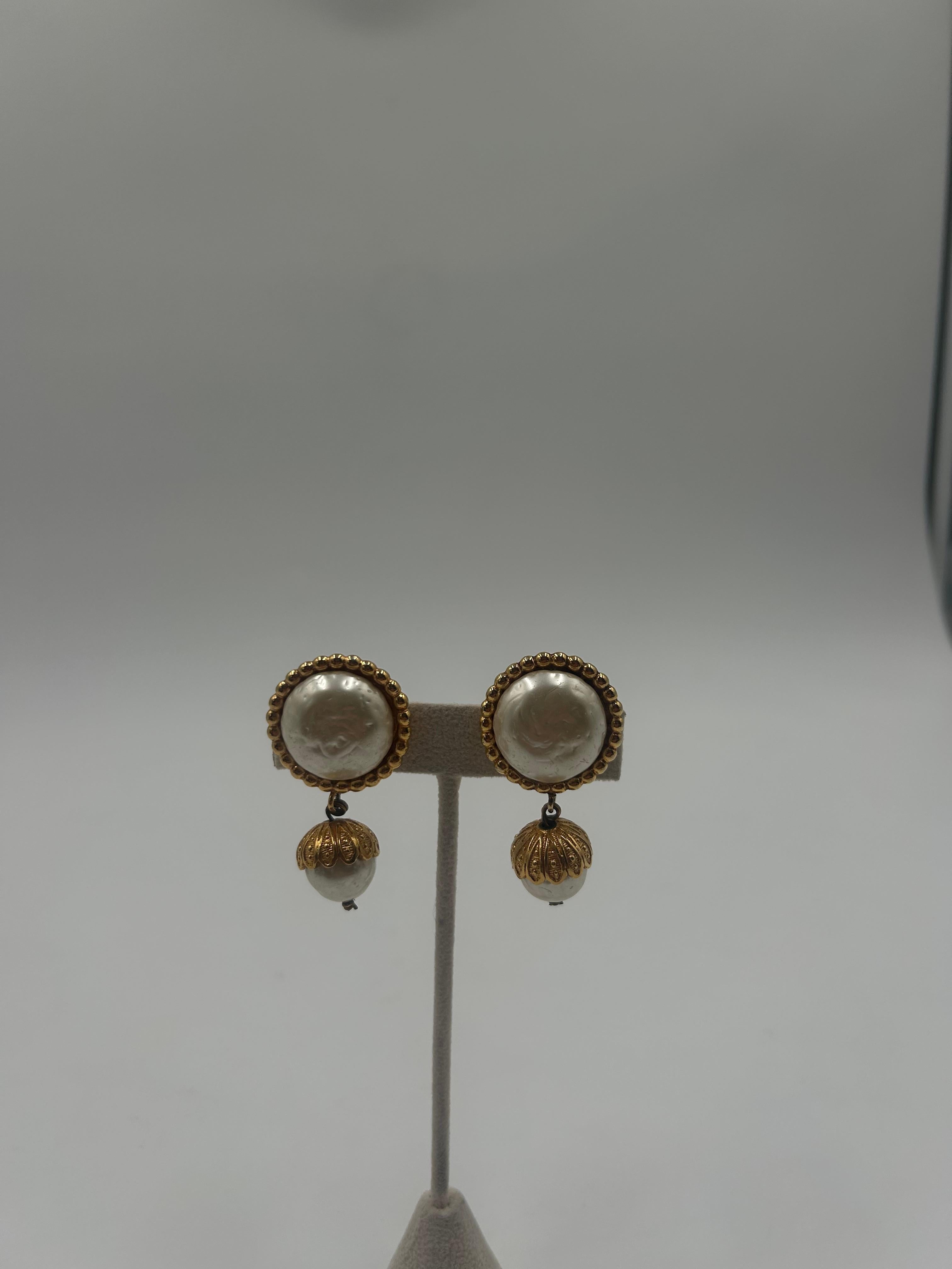Orecchini a clip Dominique Aurientis con perle finte e tonalità oro. Bellissimo paio di orecchini a clip vintage in buone condizioni. Questo marchio francese è noto per la sua attenzione ai dettagli e all'originalità, e questo pezzo eleverà