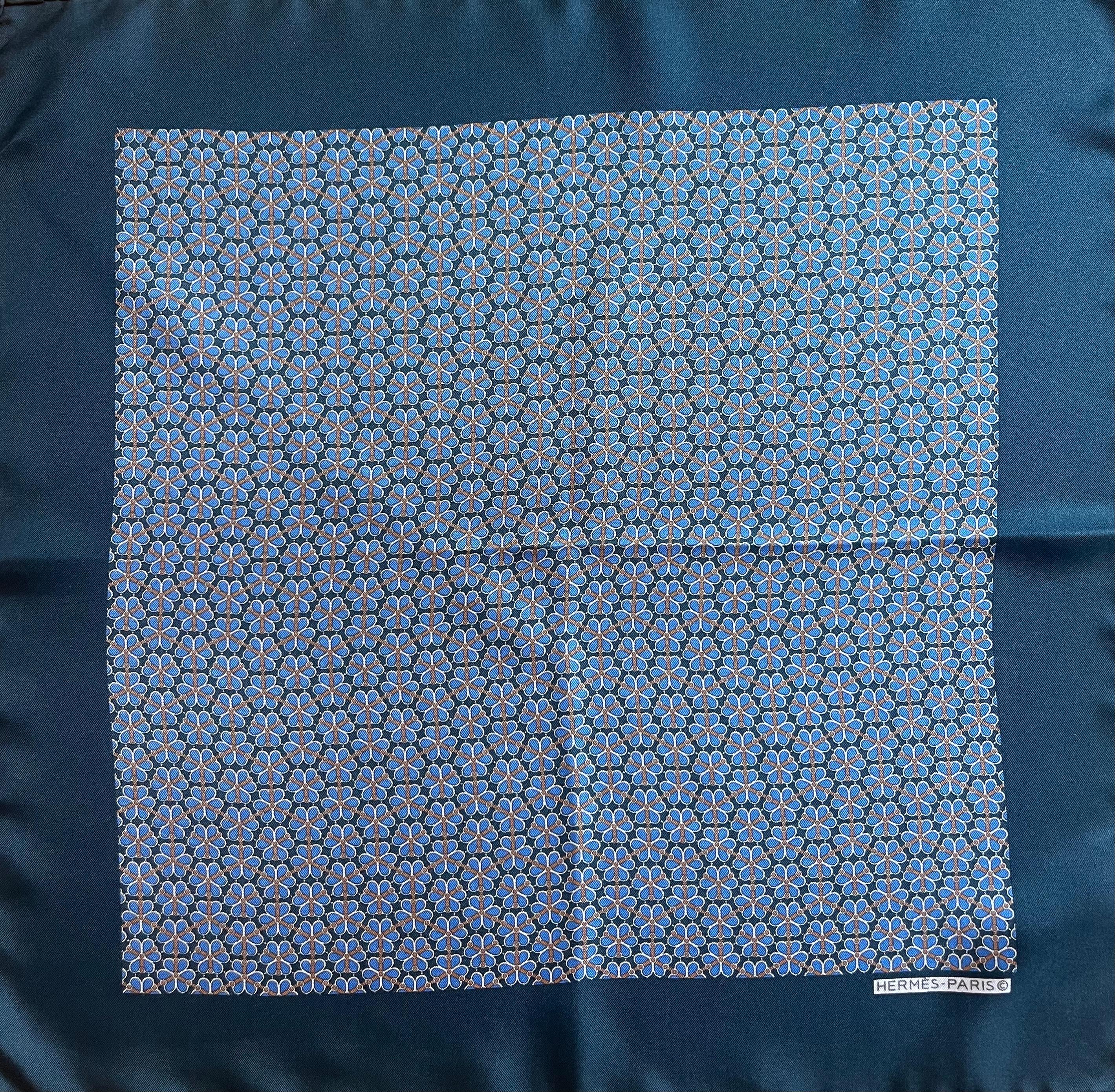 Sciarpa di seta Gavroche di Hermès rosa e blu. Chic e versatile, questo foulard in seta Gavroche presenta colori vivaci e dettagli intricati in un design compatto e quadrato. Perfetto da mettere al collo, al polso o in borsa per un tocco finale