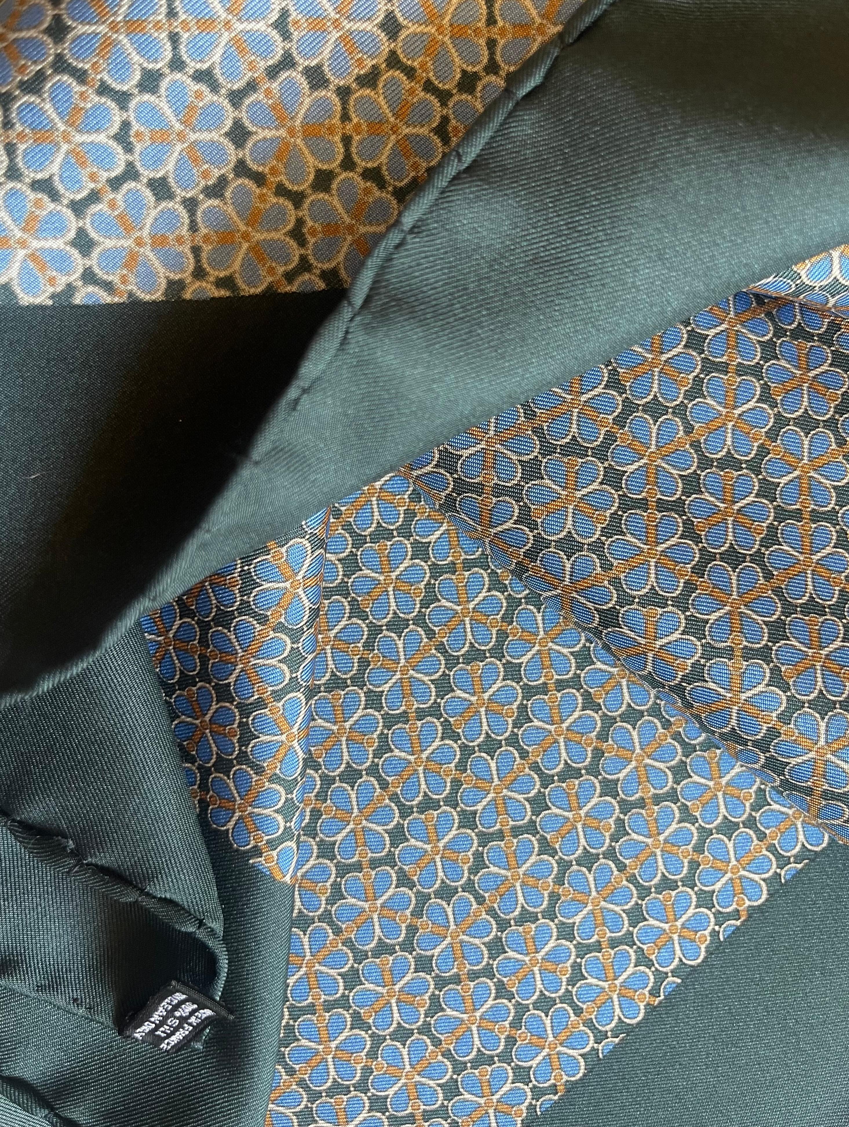 Sciarpa di seta Gavroche di Hermès rosa e blu. in vendita 1
