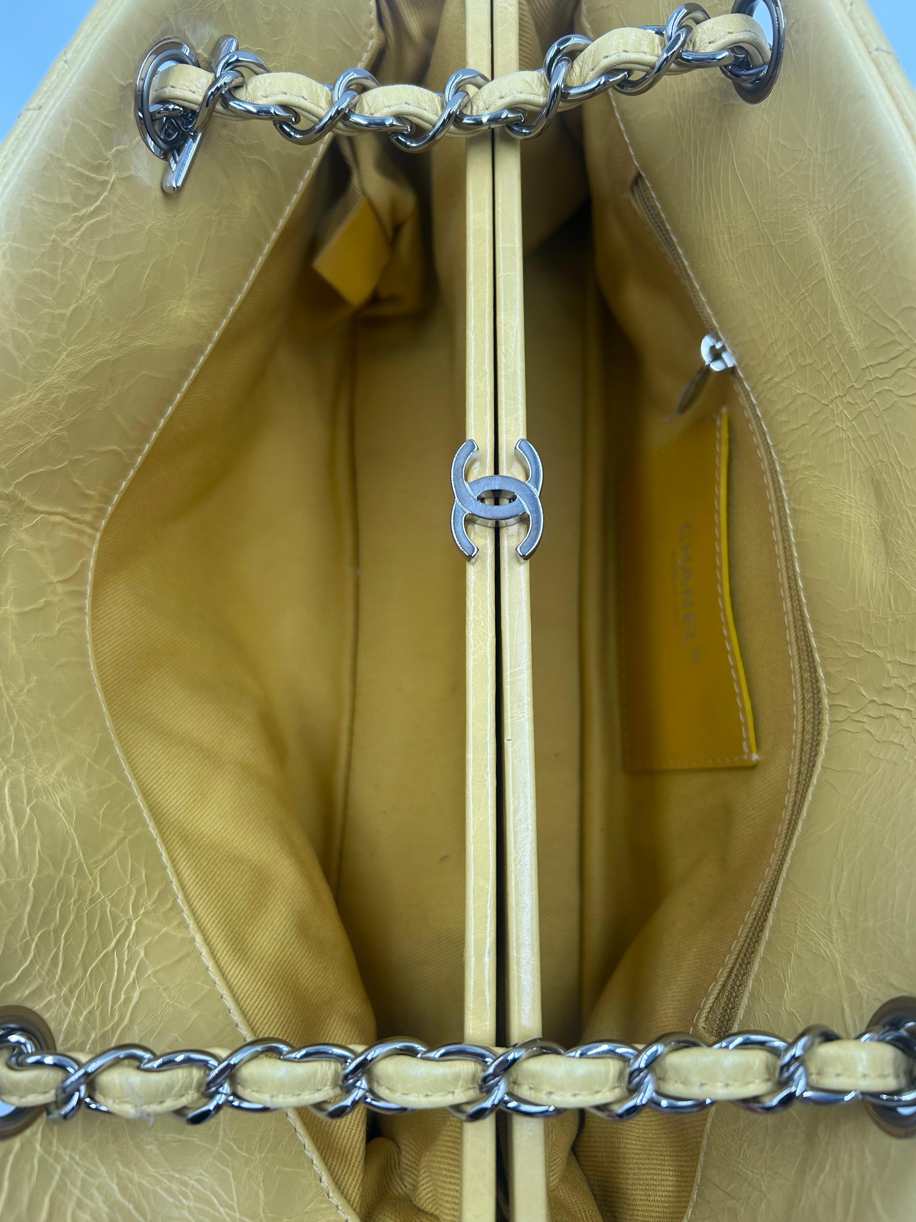 Sac bowling Just Mademoiselle jaune de Chanel 2011 en vente 7