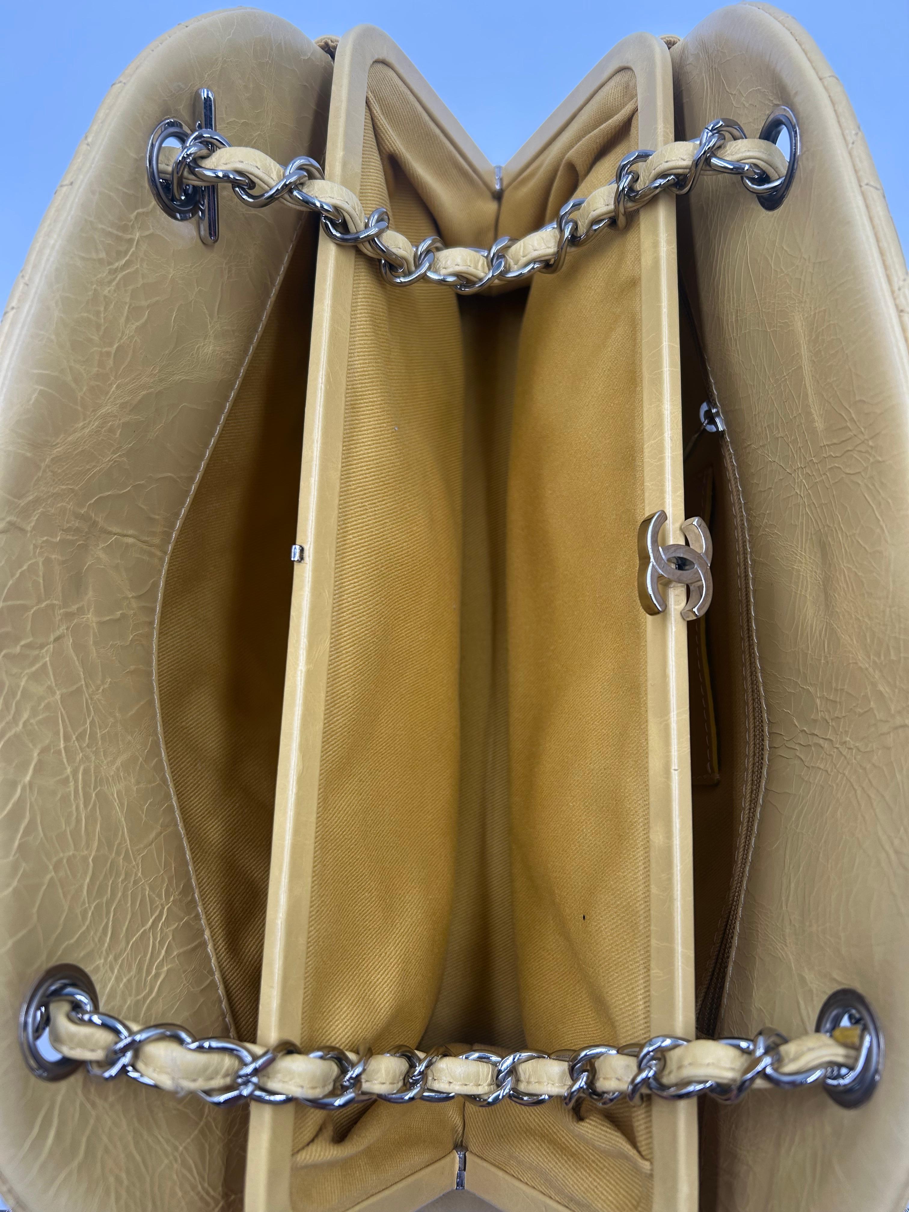 Sac bowling Just Mademoiselle jaune de Chanel 2011 en vente 8