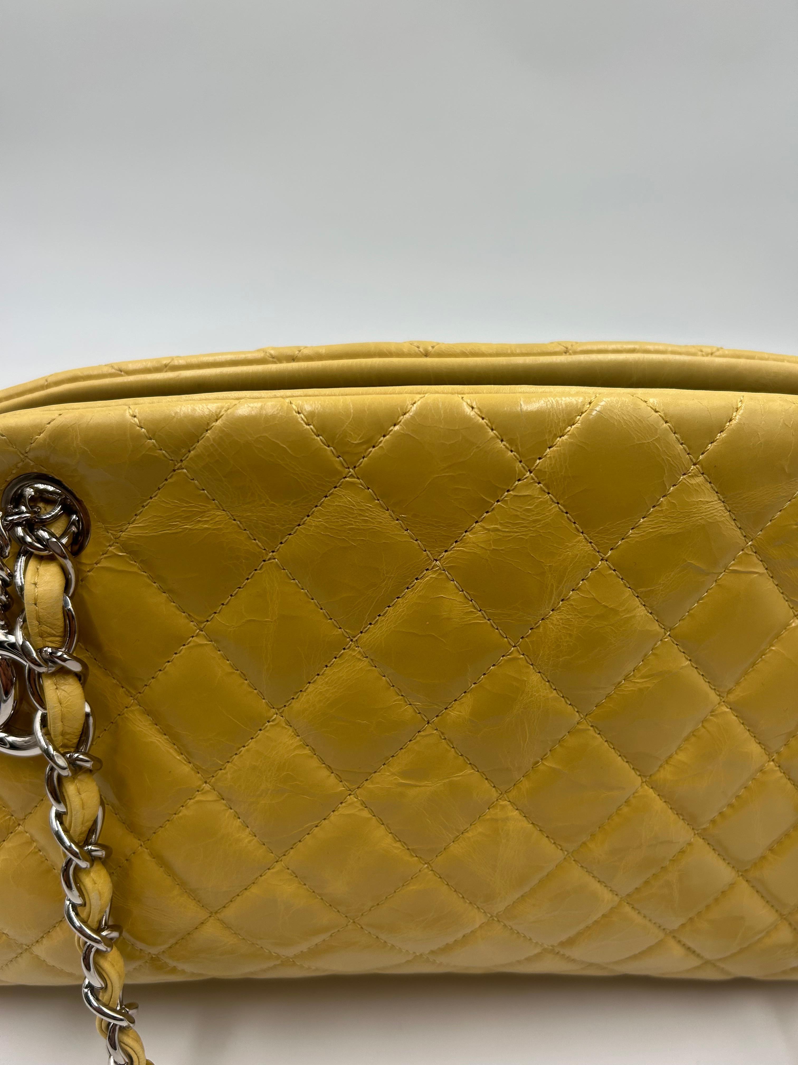 Sac bowling Just Mademoiselle jaune de Chanel 2011 en vente 6