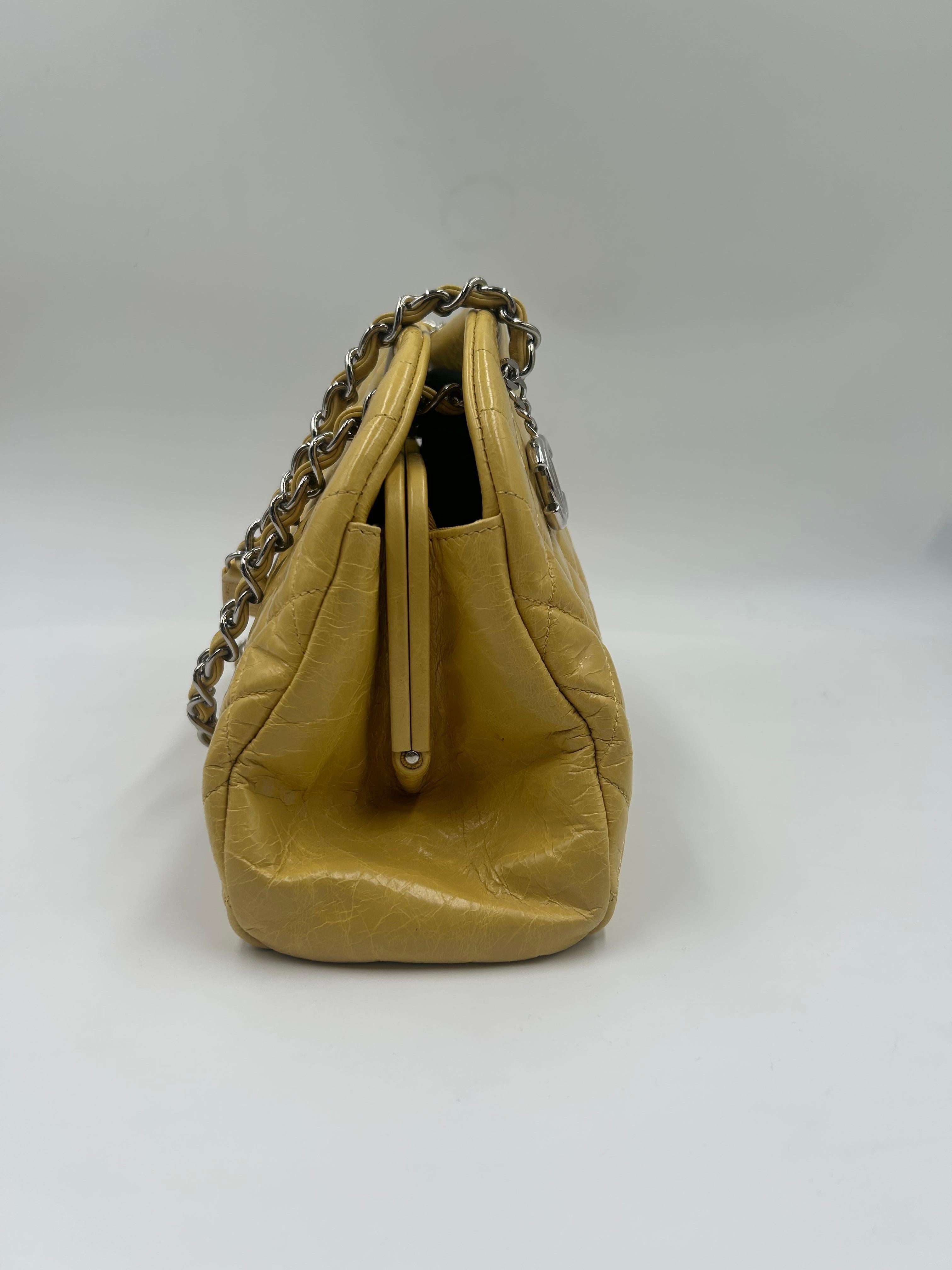 Sac bowling Just Mademoiselle jaune de Chanel 2011 Unisexe en vente