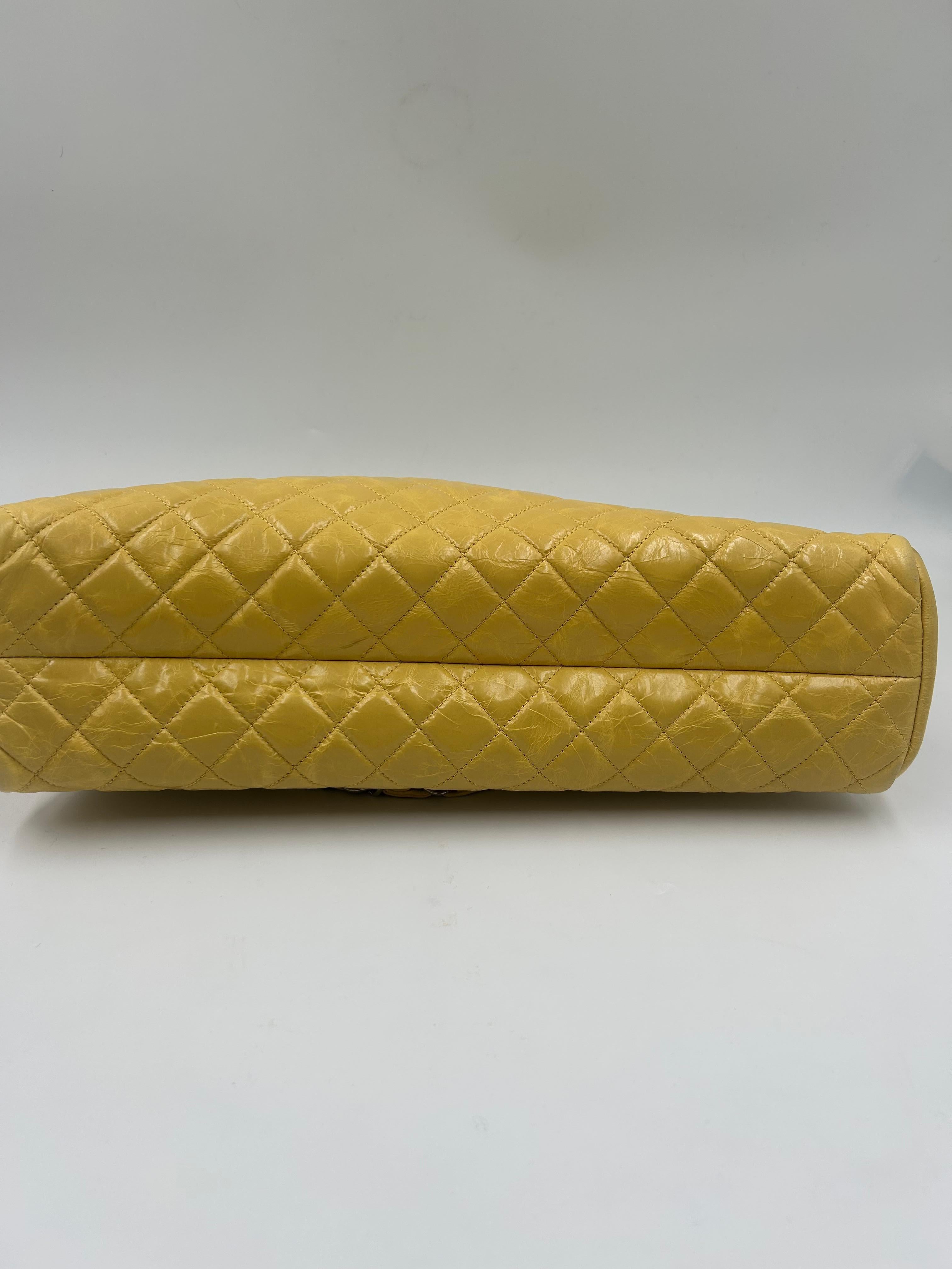 Sac bowling Just Mademoiselle jaune de Chanel 2011 en vente 2