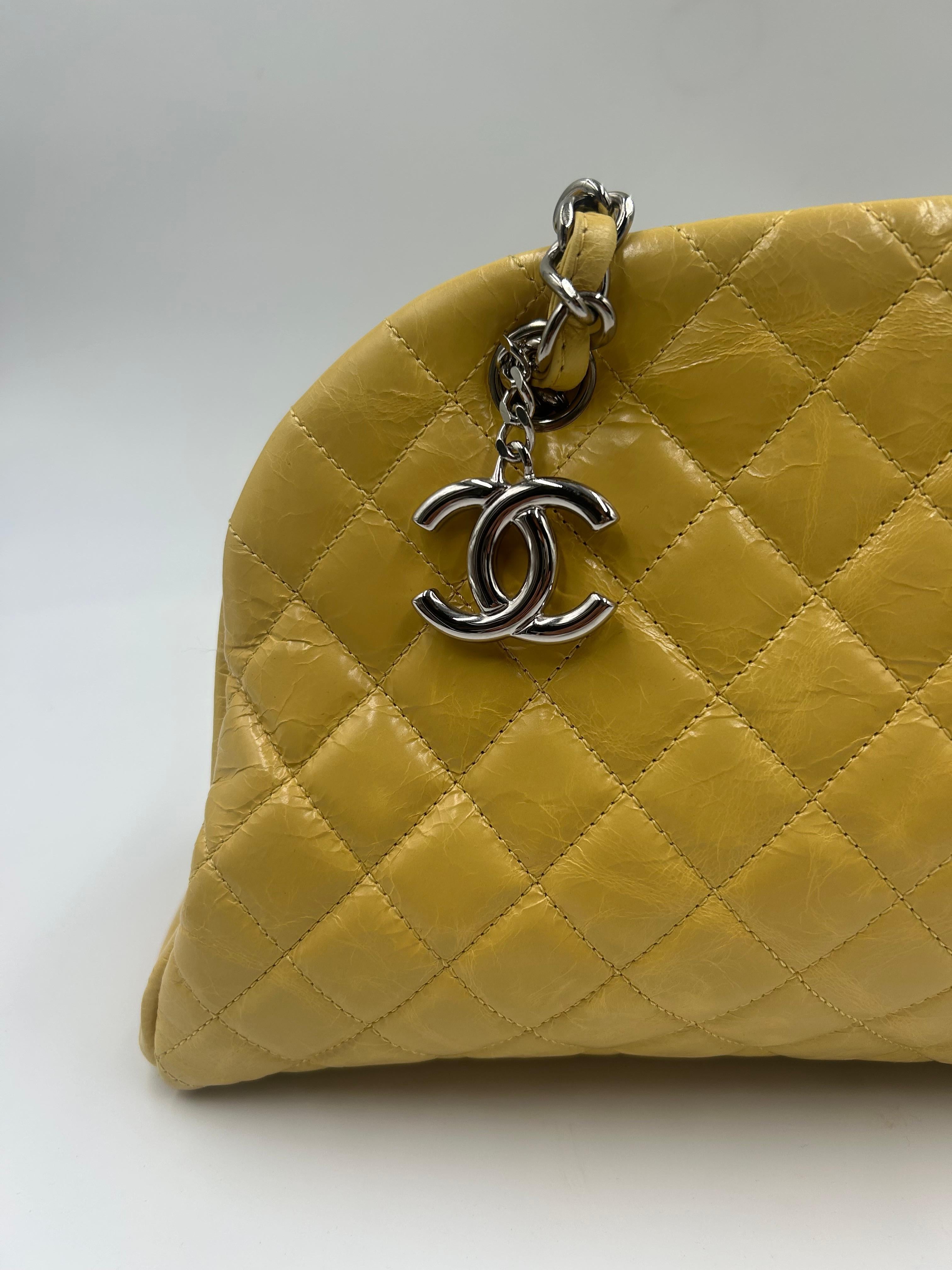 Sac bowling Just Mademoiselle jaune de Chanel 2011 Bon état - En vente à Palm Beach, FL