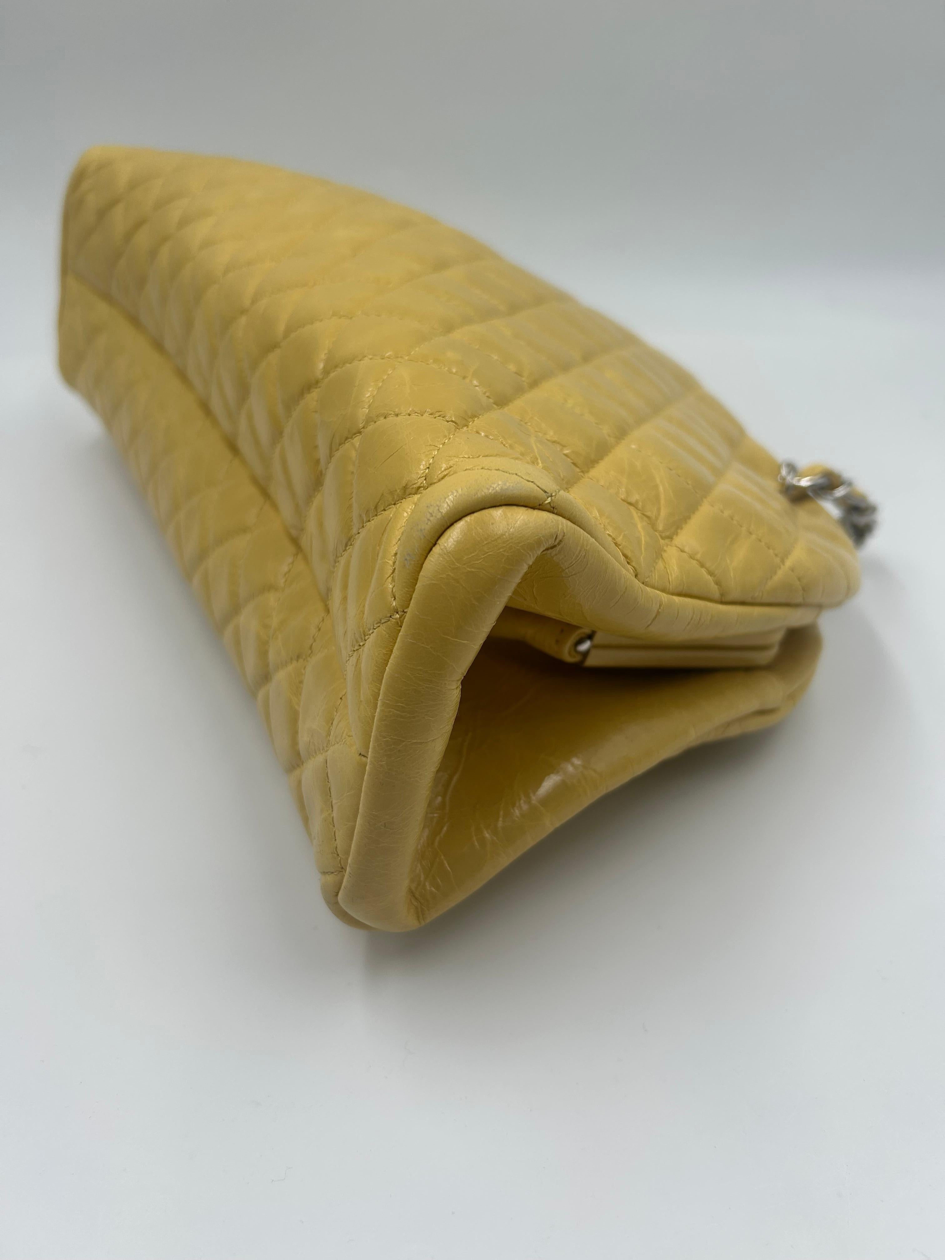 Sac bowling Just Mademoiselle jaune de Chanel 2011 en vente 4