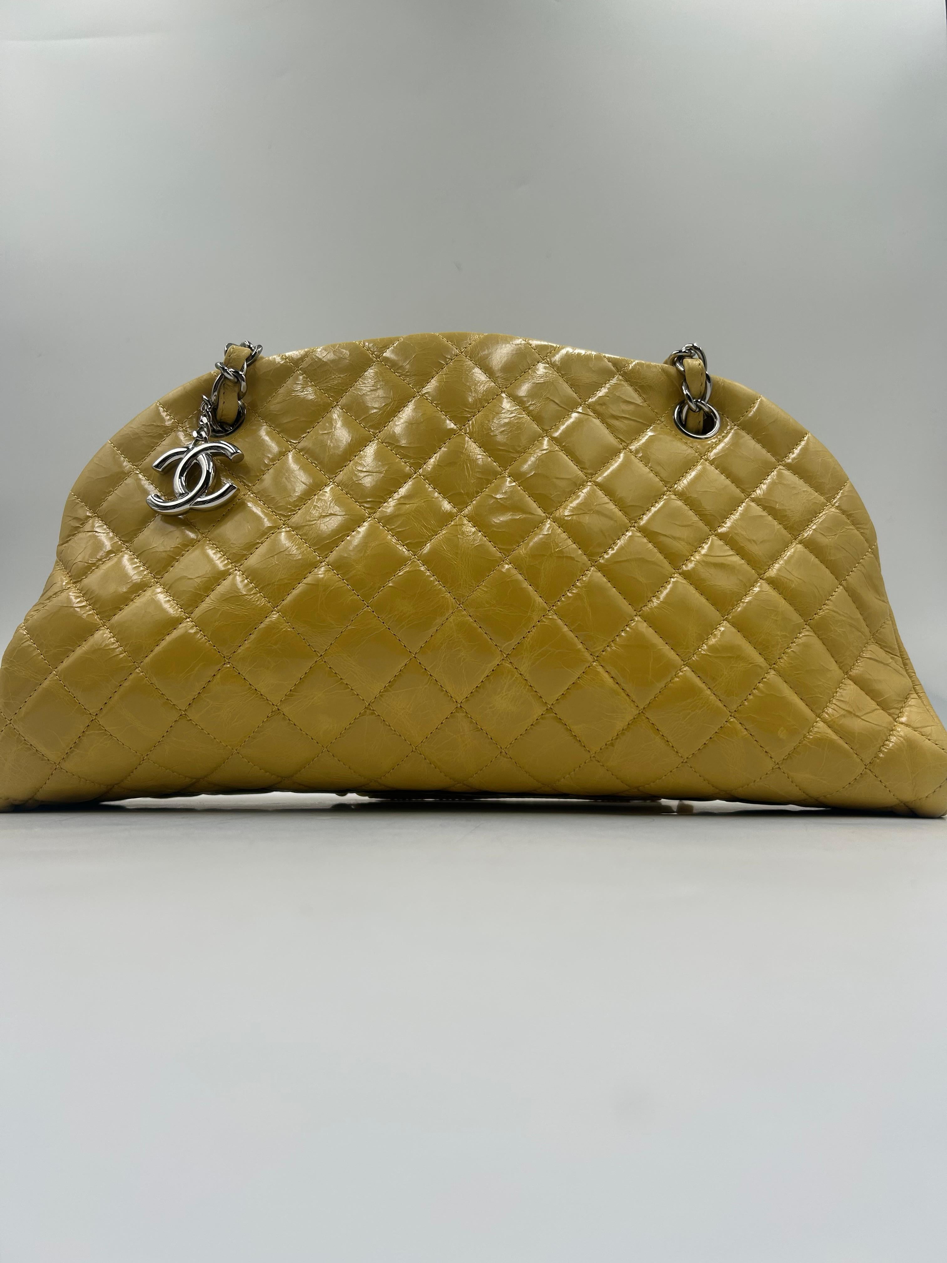 Lumineux et sophistiqué, ce sac bowling Just Mademoiselle jaune de Chanel est confectionné en luxueuse peau d'agneau matelassée dans une teinte audacieuse qui attire l'attention. Doté d'un intérieur spacieux, de doubles poignées en cuir et en