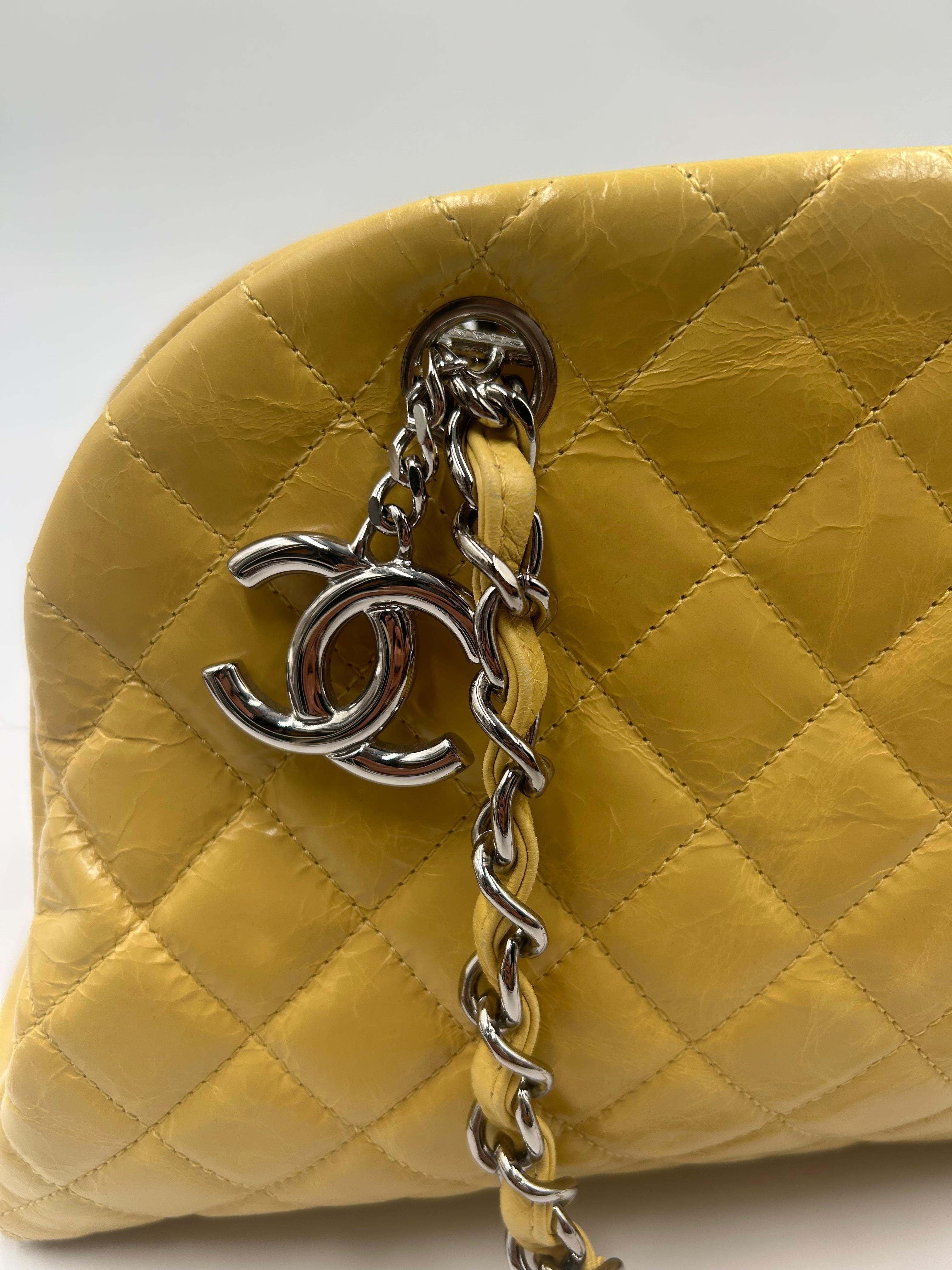 Sac bowling Just Mademoiselle jaune de Chanel 2011 en vente 5
