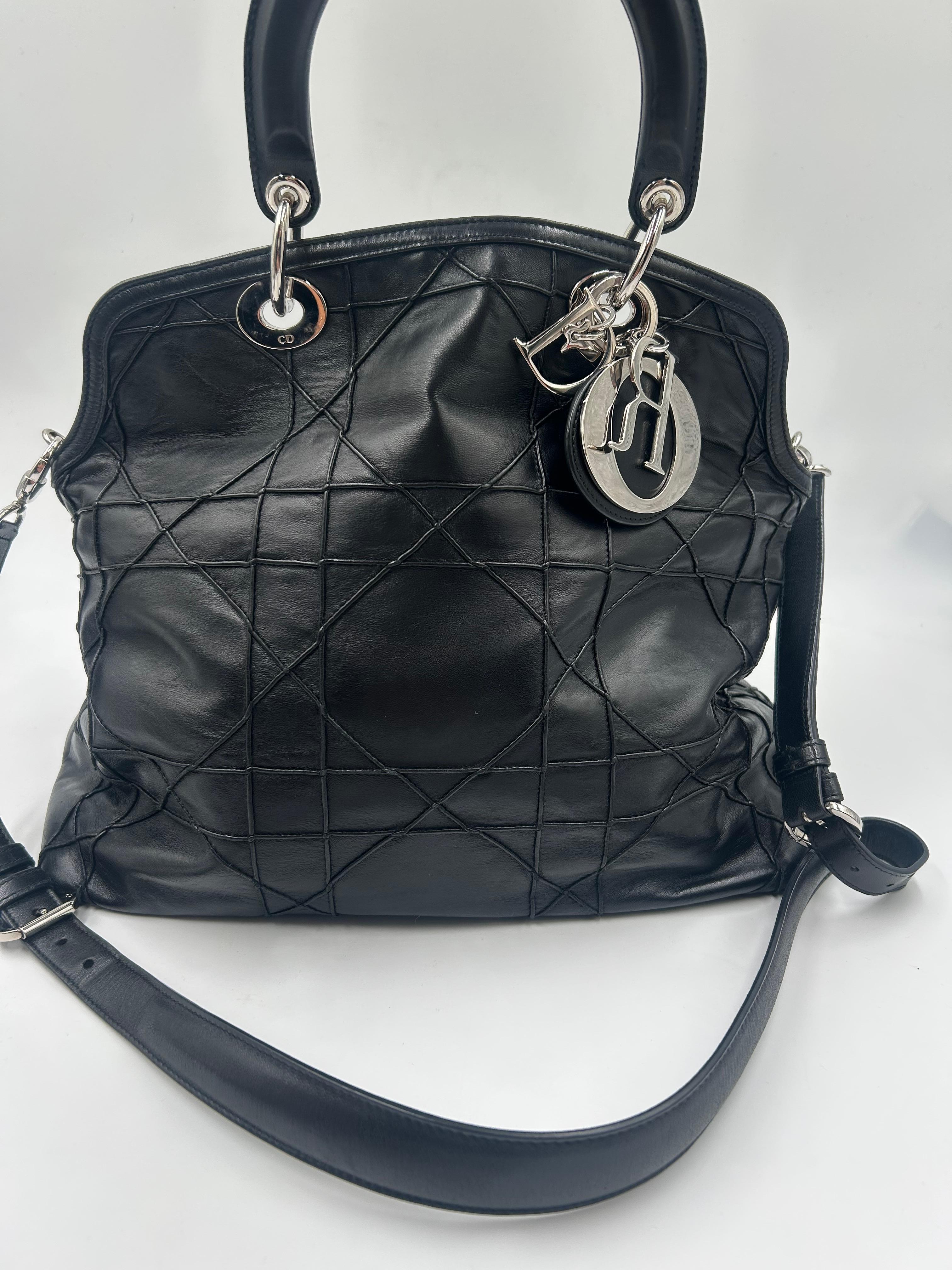 Borsa Christian Dior Granville in nappa. Elegante e raffinata, la borsa Christian Dior Granville è realizzata in morbida pelle Nappa con l'inconfondibile cucitura cannage che sottolinea l'intramontabile maestria di Christian Dior. Caratterizzata da