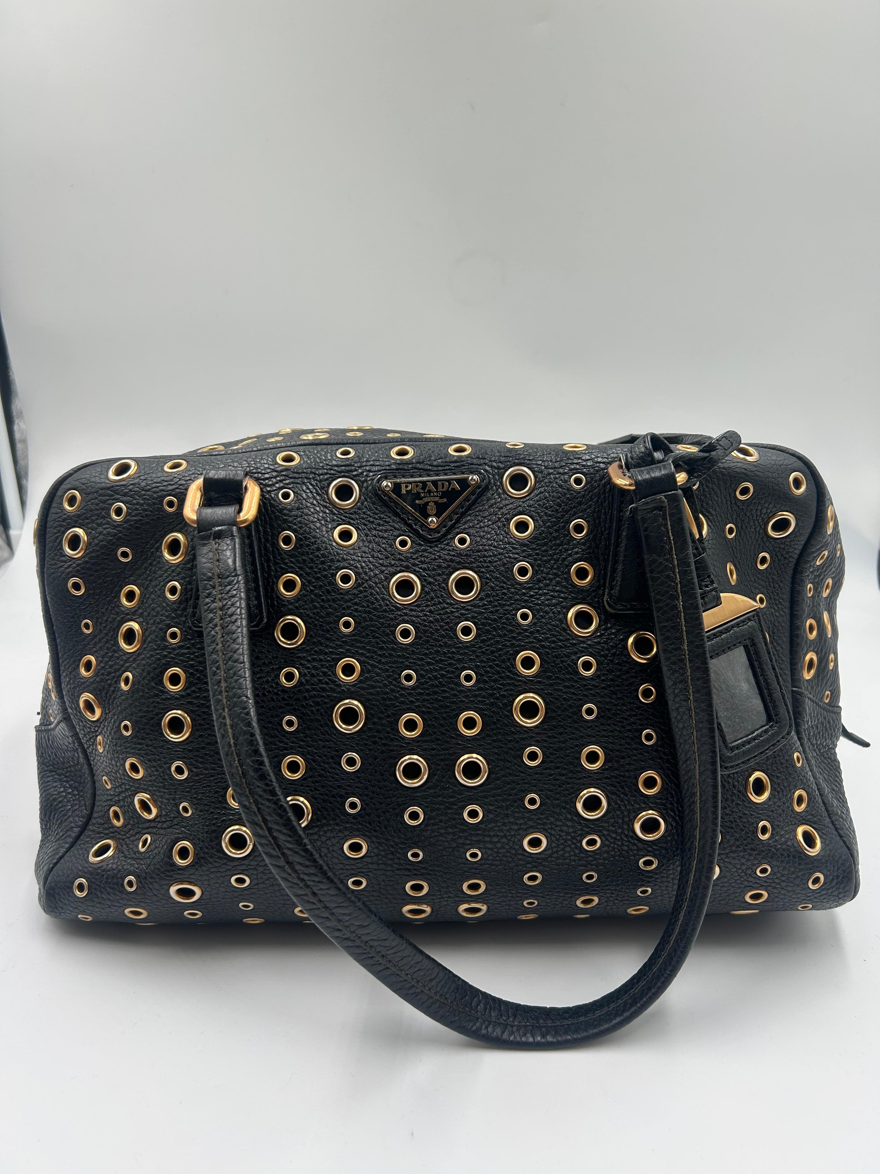 Prada Borsa Bauletto con occhiello in pelle e tonalità oro in vendita 1