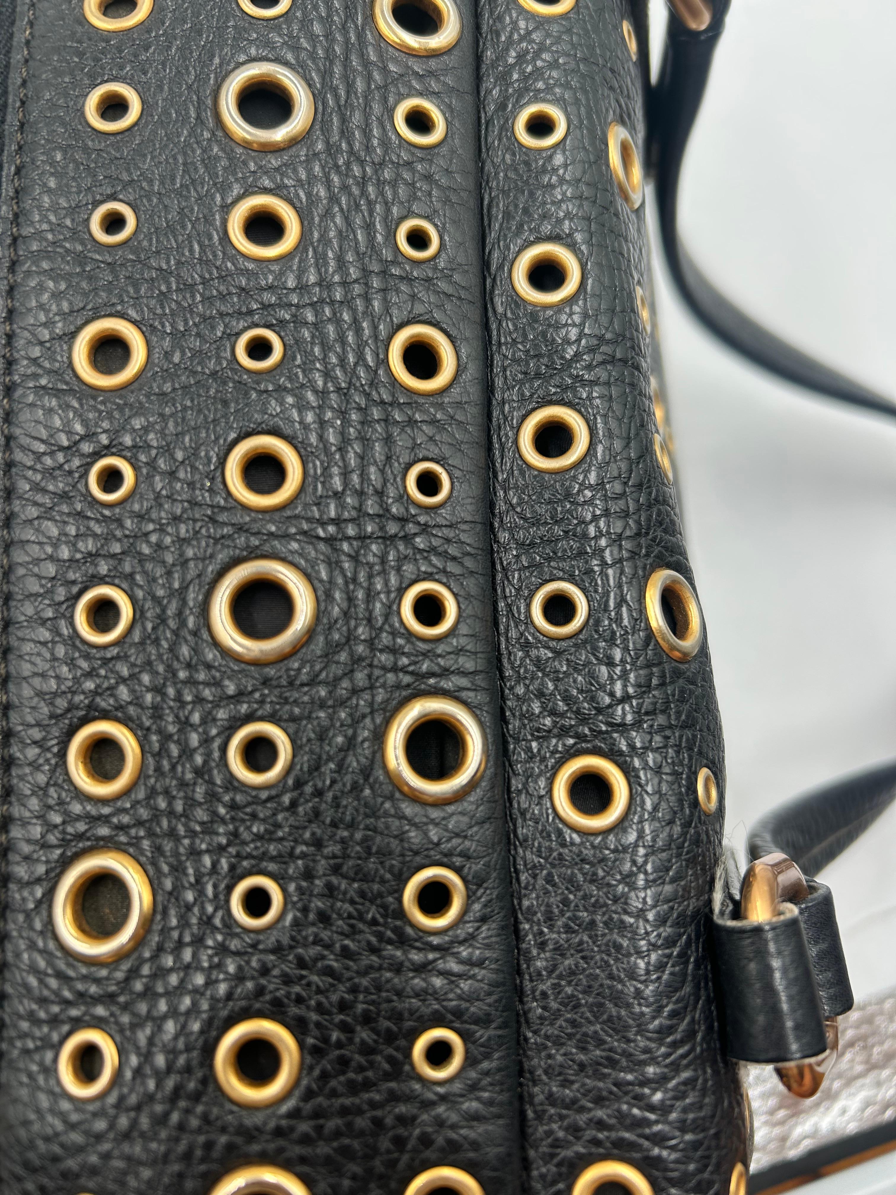 Prada Borsa Bauletto con occhiello in pelle e tonalità oro in vendita 6