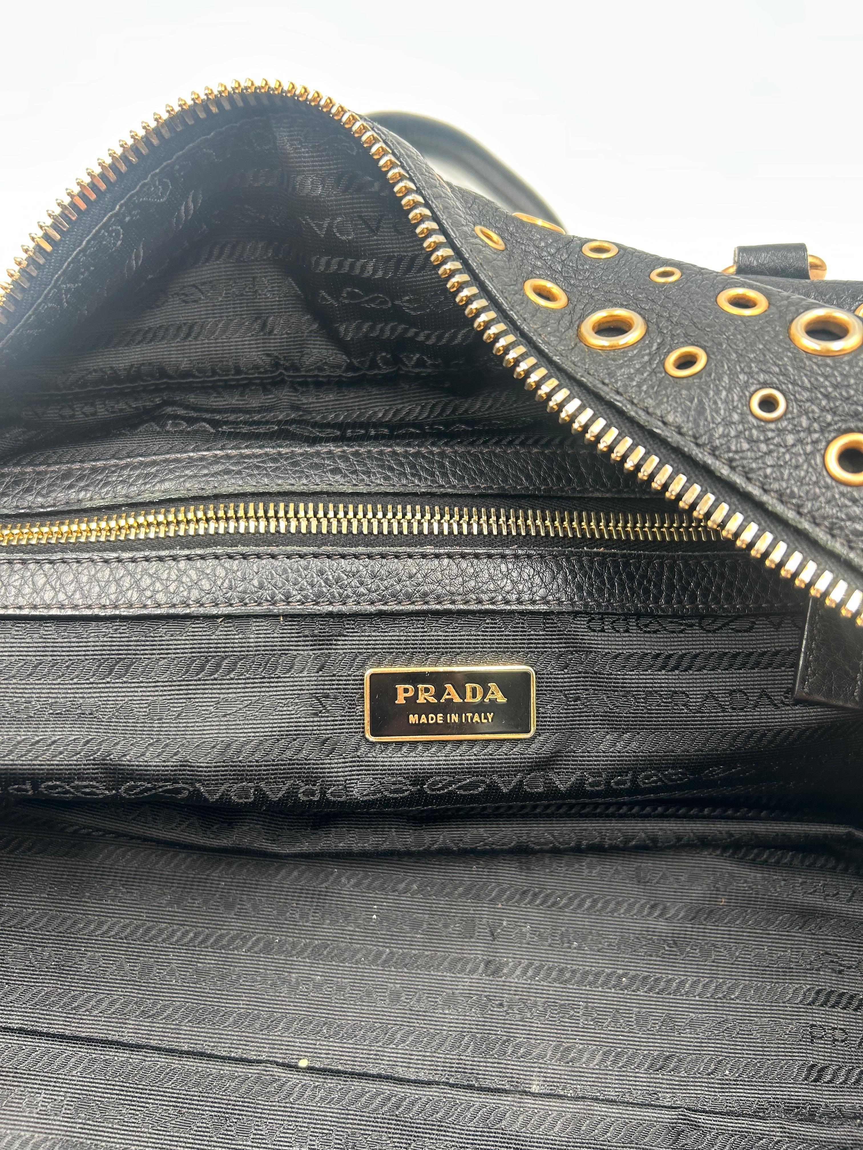 Prada Borsa Bauletto con occhiello in pelle e tonalità oro in vendita 8