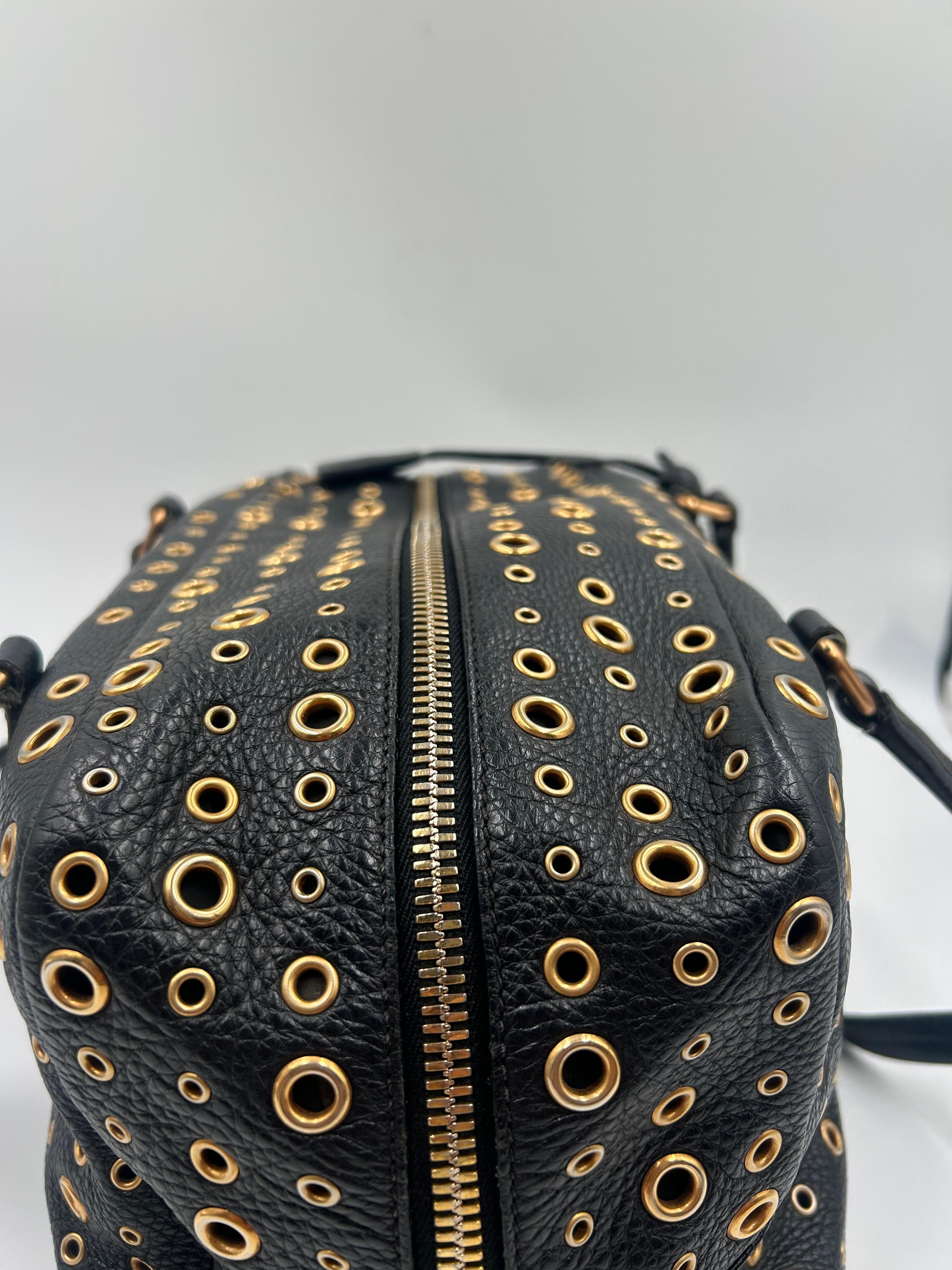 Prada Borsa Bauletto con occhiello in pelle e tonalità oro in vendita 4