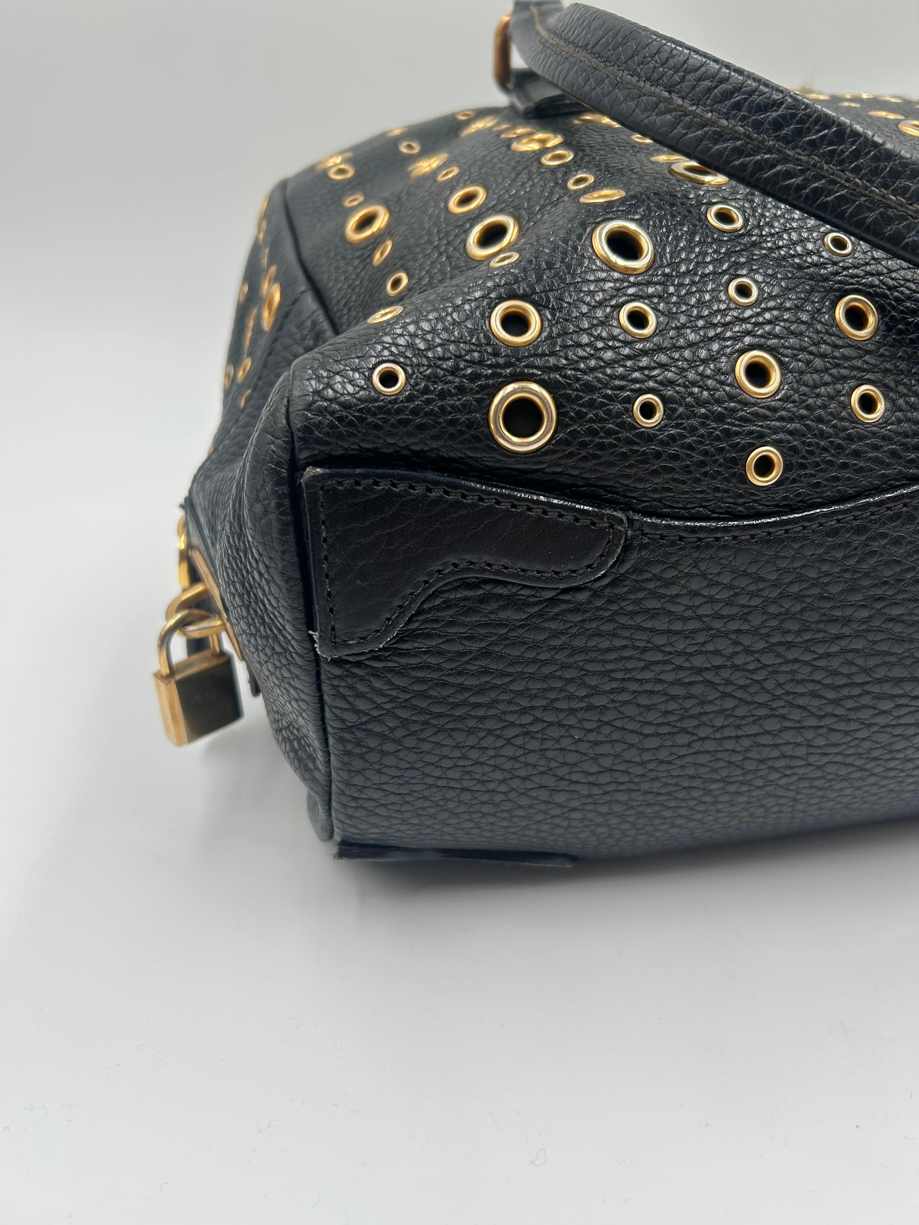 Prada Borsa Bauletto con occhiello in pelle e tonalità oro In condizioni buone in vendita a Palm Beach, FL