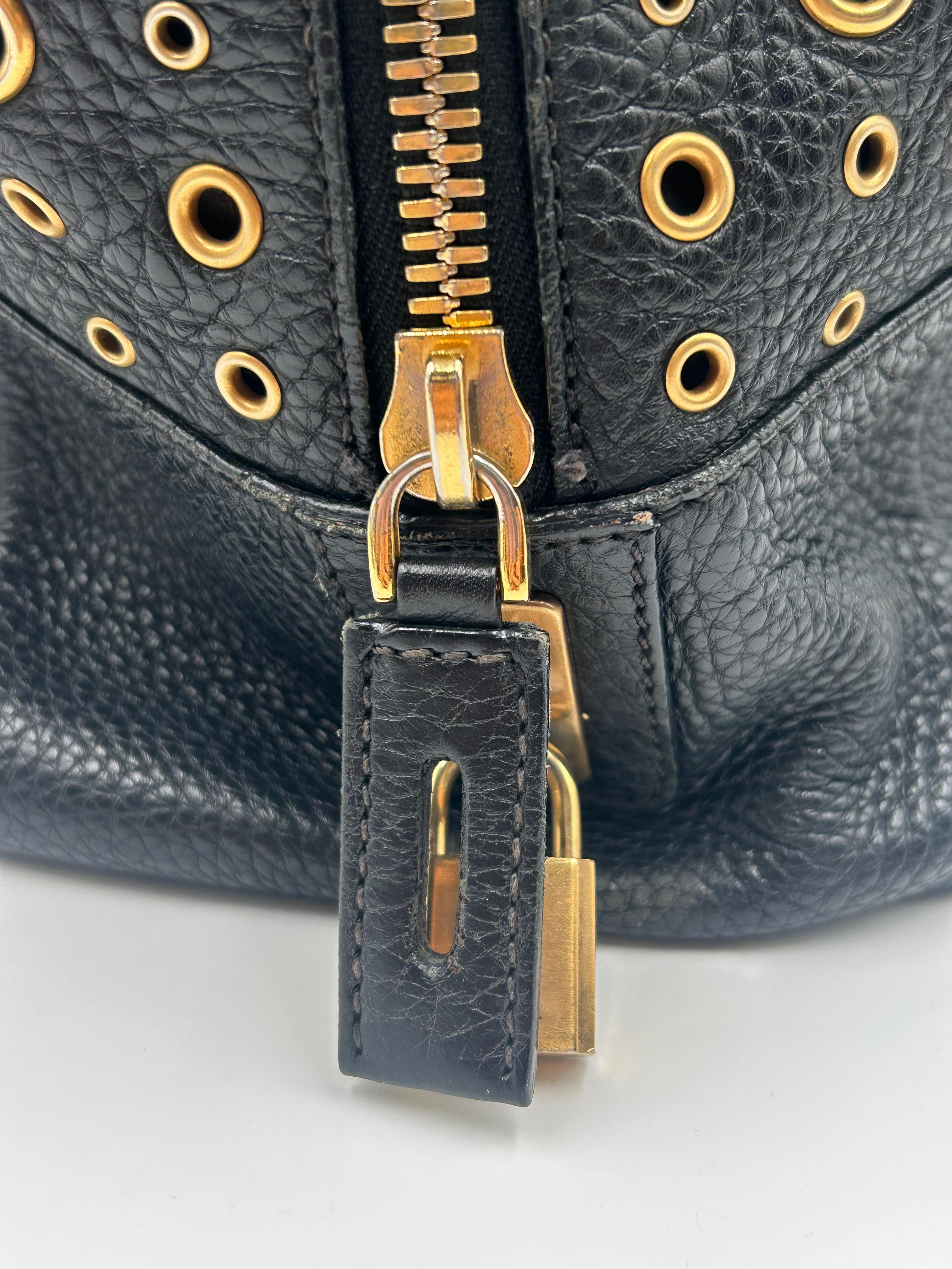 Prada Borsa Bauletto con occhiello in pelle e tonalità oro in vendita 3