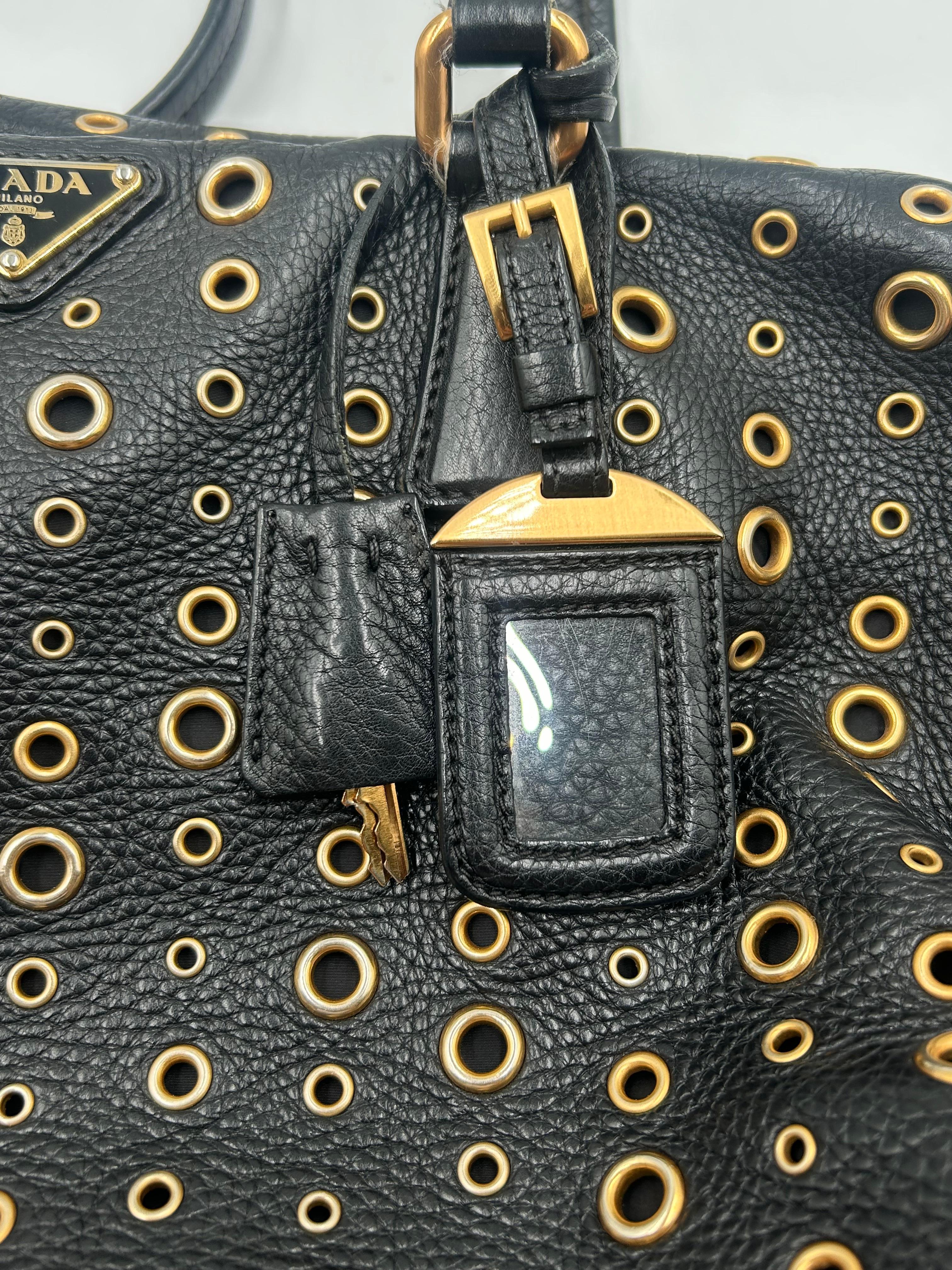Prada Borsa Bauletto con occhiello in pelle e tonalità oro in vendita 9