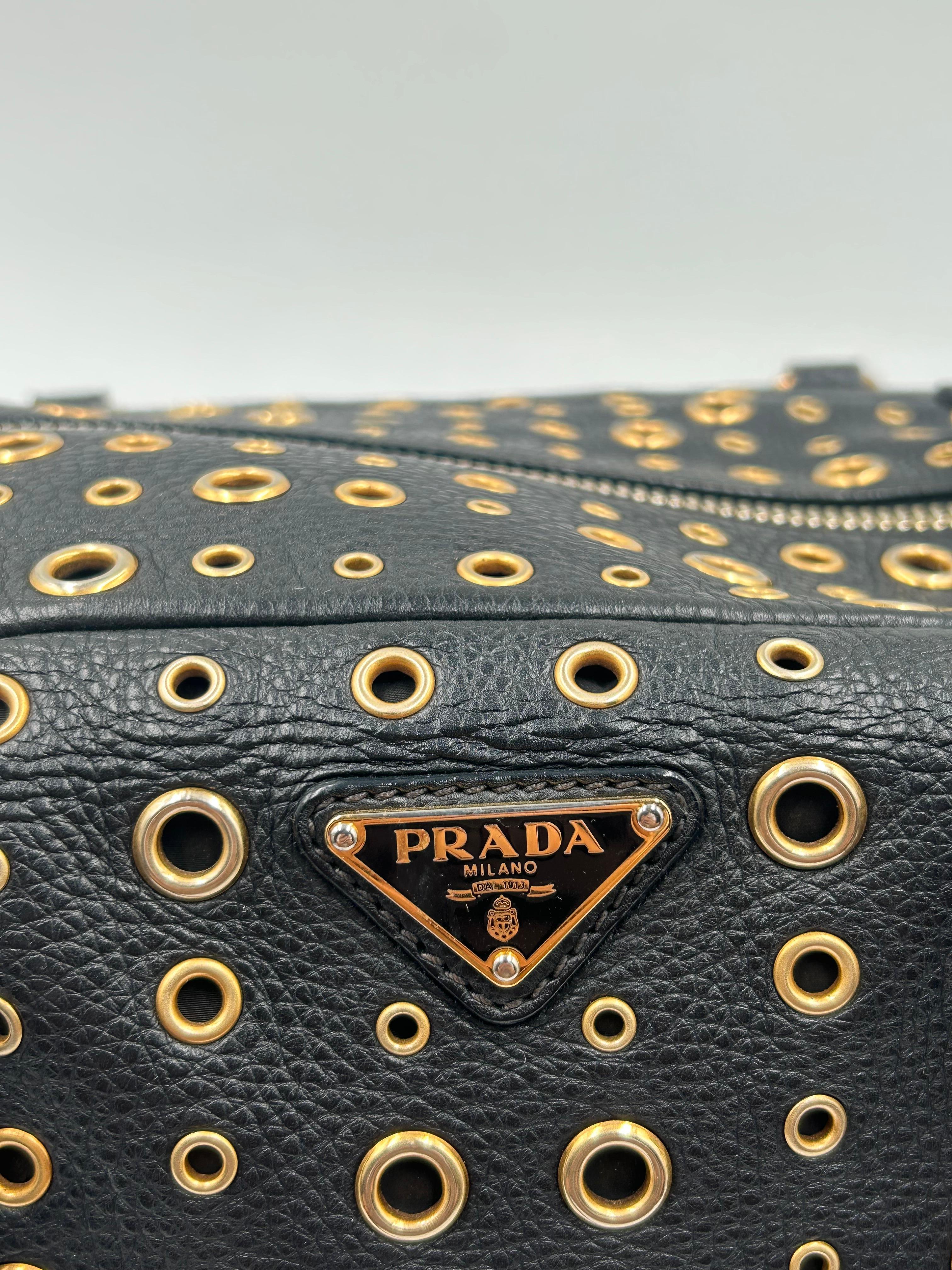 Prada Borsa Bauletto con occhiello in pelle e tonalità oro in vendita 2