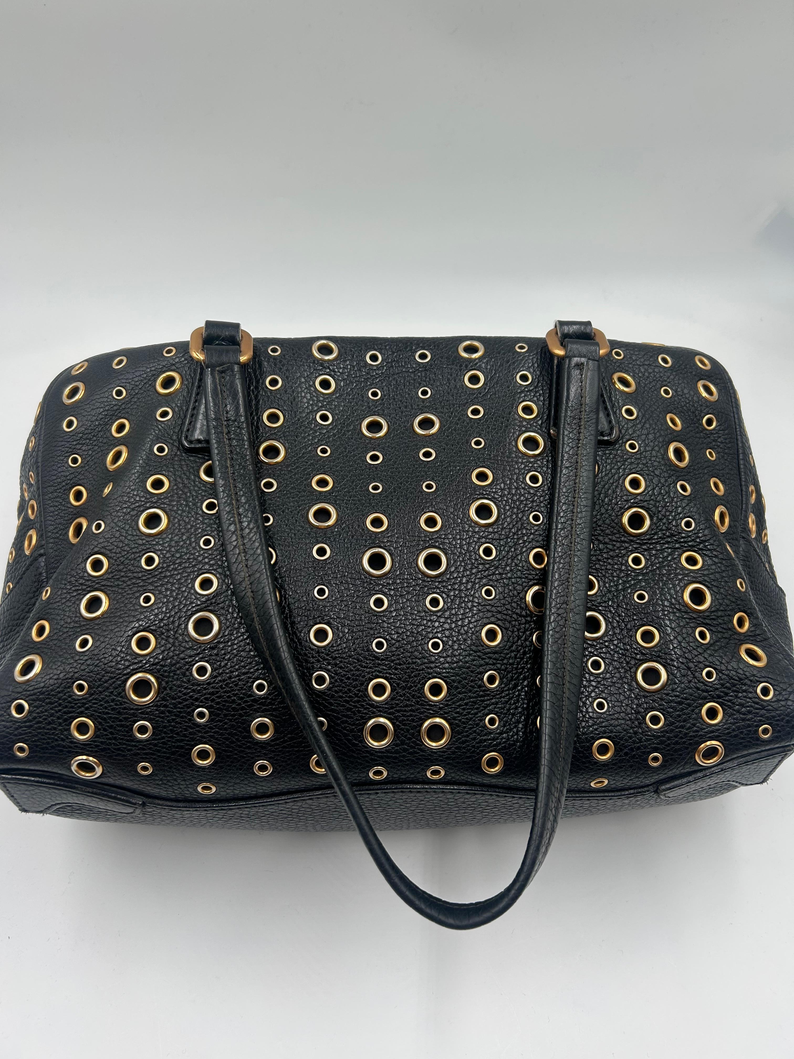 Prada Borsa Bauletto con occhiello in pelle e tonalità oro in vendita 5