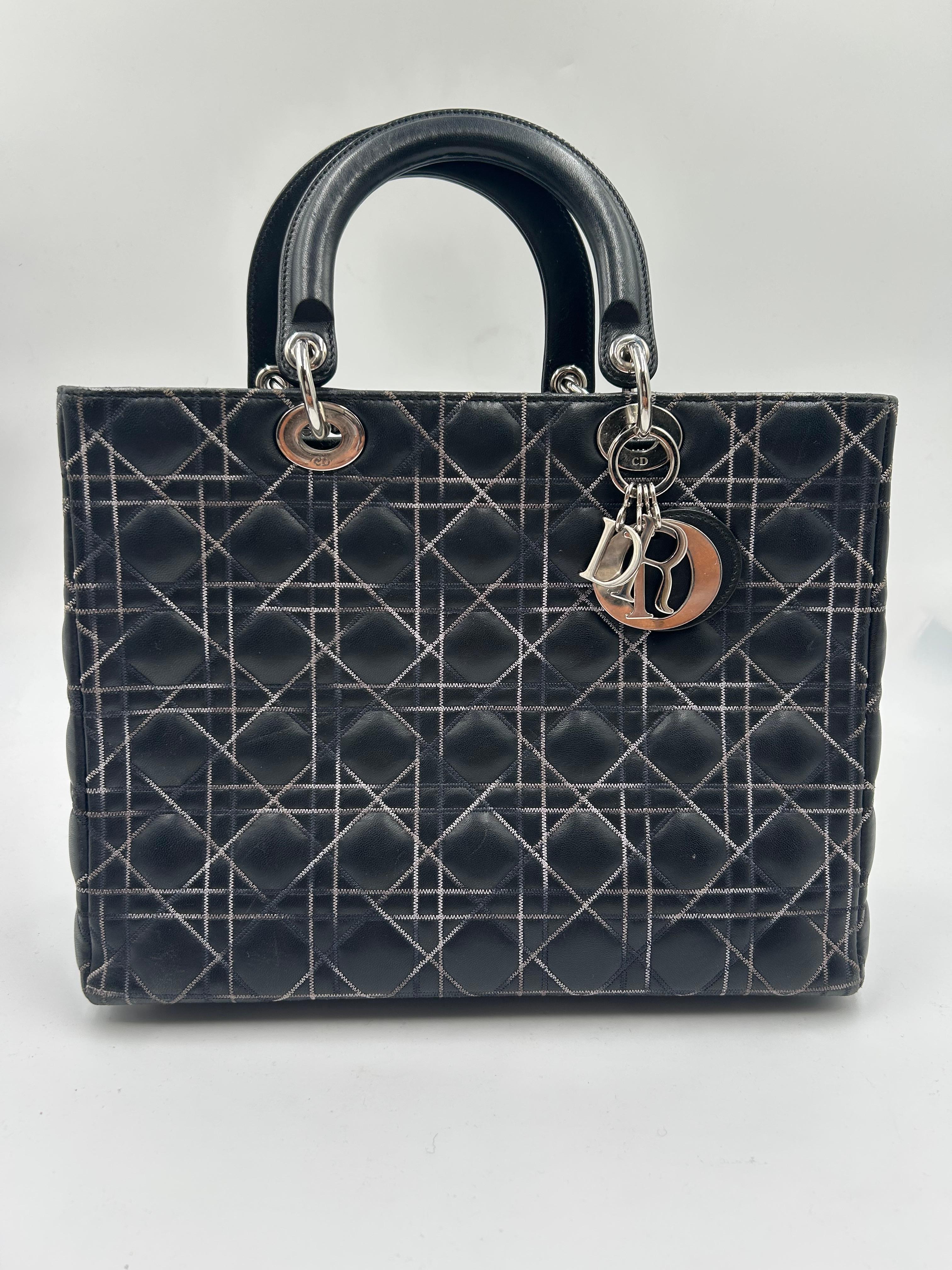 Borsa Christian Dior Lady Dior GM. 
Elegante e senza tempo, questa borsa Christian Dior Lady Dior GM è realizzata in lussuosa pelle trapuntata con l'iconica cucitura cannage e una silhouette strutturata. Caratterizzata da finiture argentate, manici