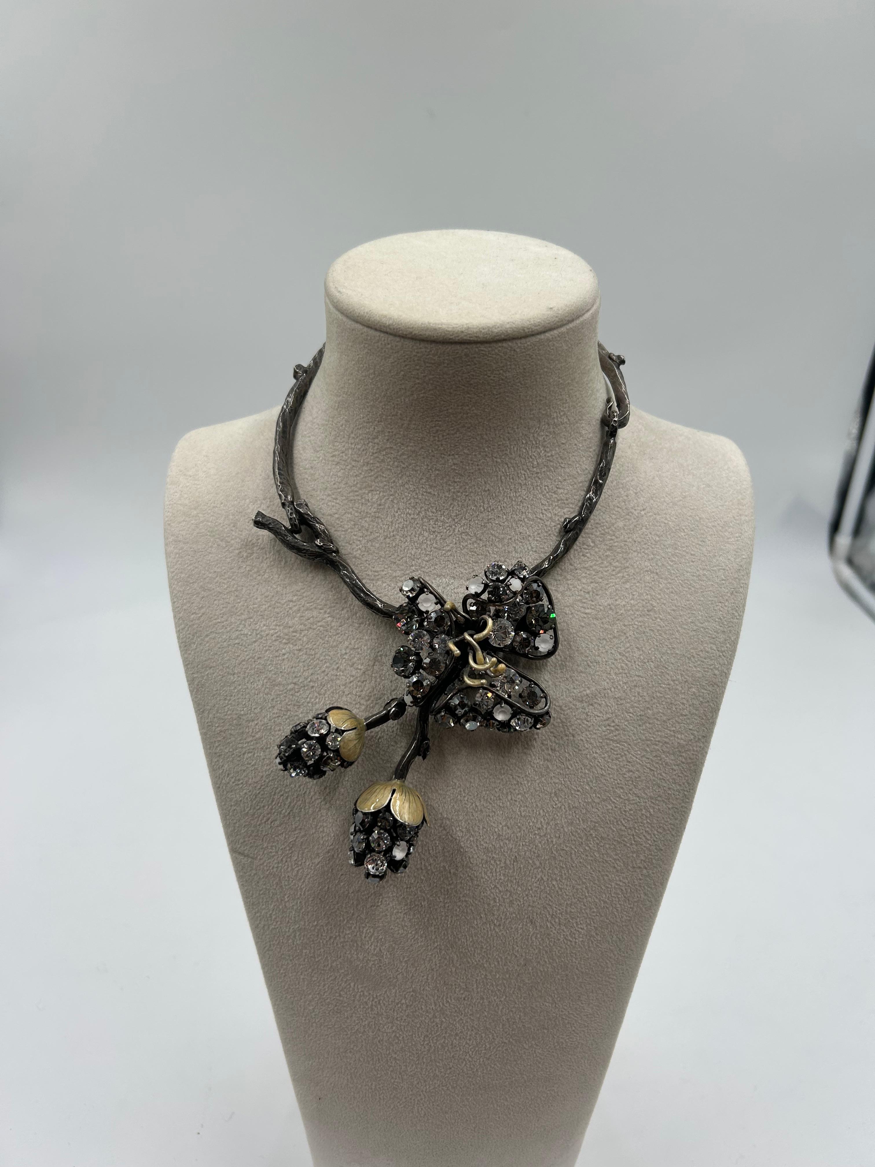 Die elegante und kunstvolle Branch-Halskette von Philippe Ferrandis zeichnet sich durch ein skulpturales, verzweigtes Design aus, das mit raffinierten Details und hochwertigen MATERIALEN verziert ist. Das von der Natur inspirierte Schmuckstück zeigt
