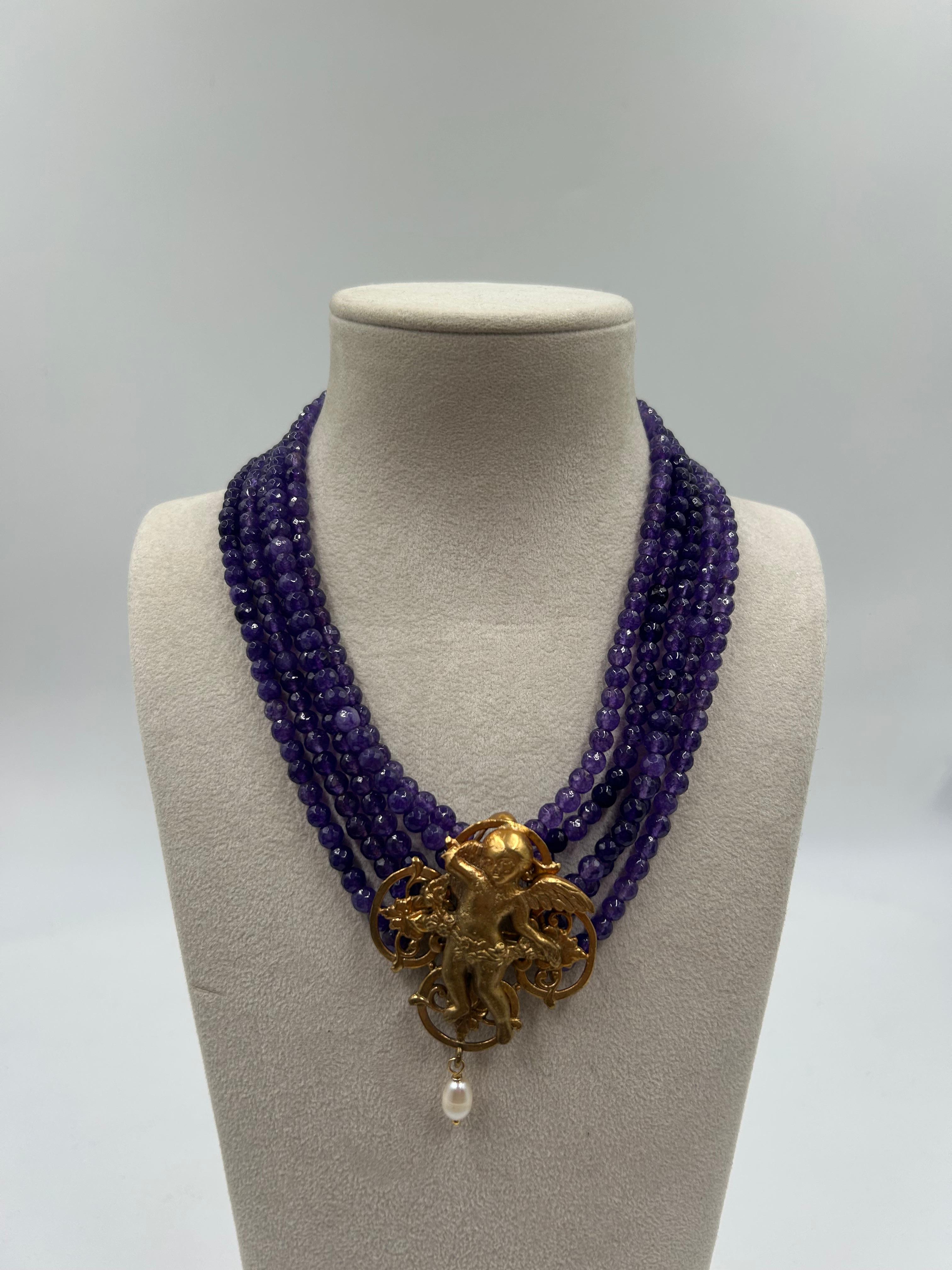 Questa collana in ottone, sorprendente e scultorea, presenta un design astratto a più elementi con un'audace presenza artistica. Realizzato con una calda finitura dorata e una collana di perline a più strati, cattura un'estetica moderna di