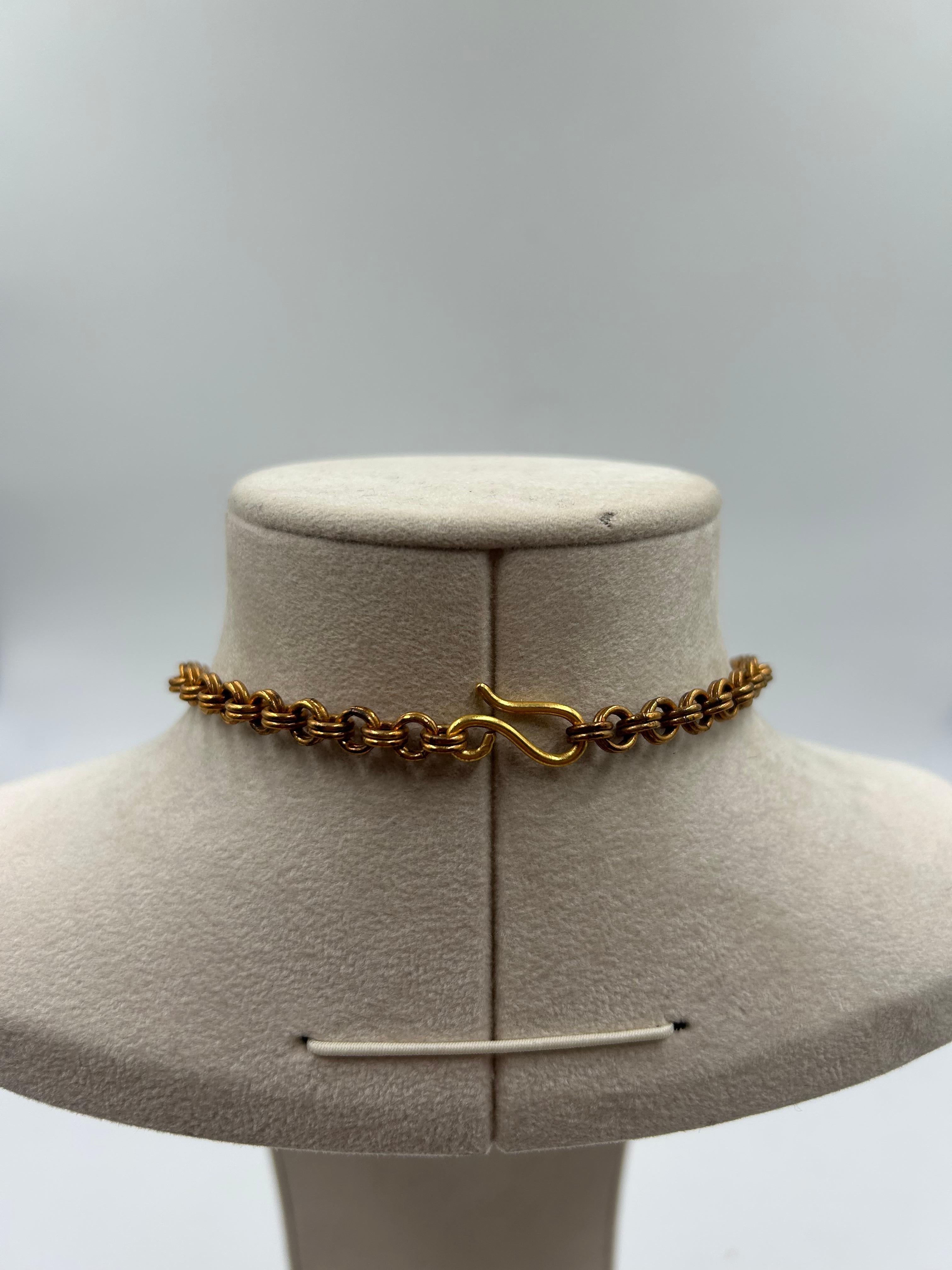 Collar de latón dorado y perlas colgantes en Bueno estado para la venta en Palm Beach, FL