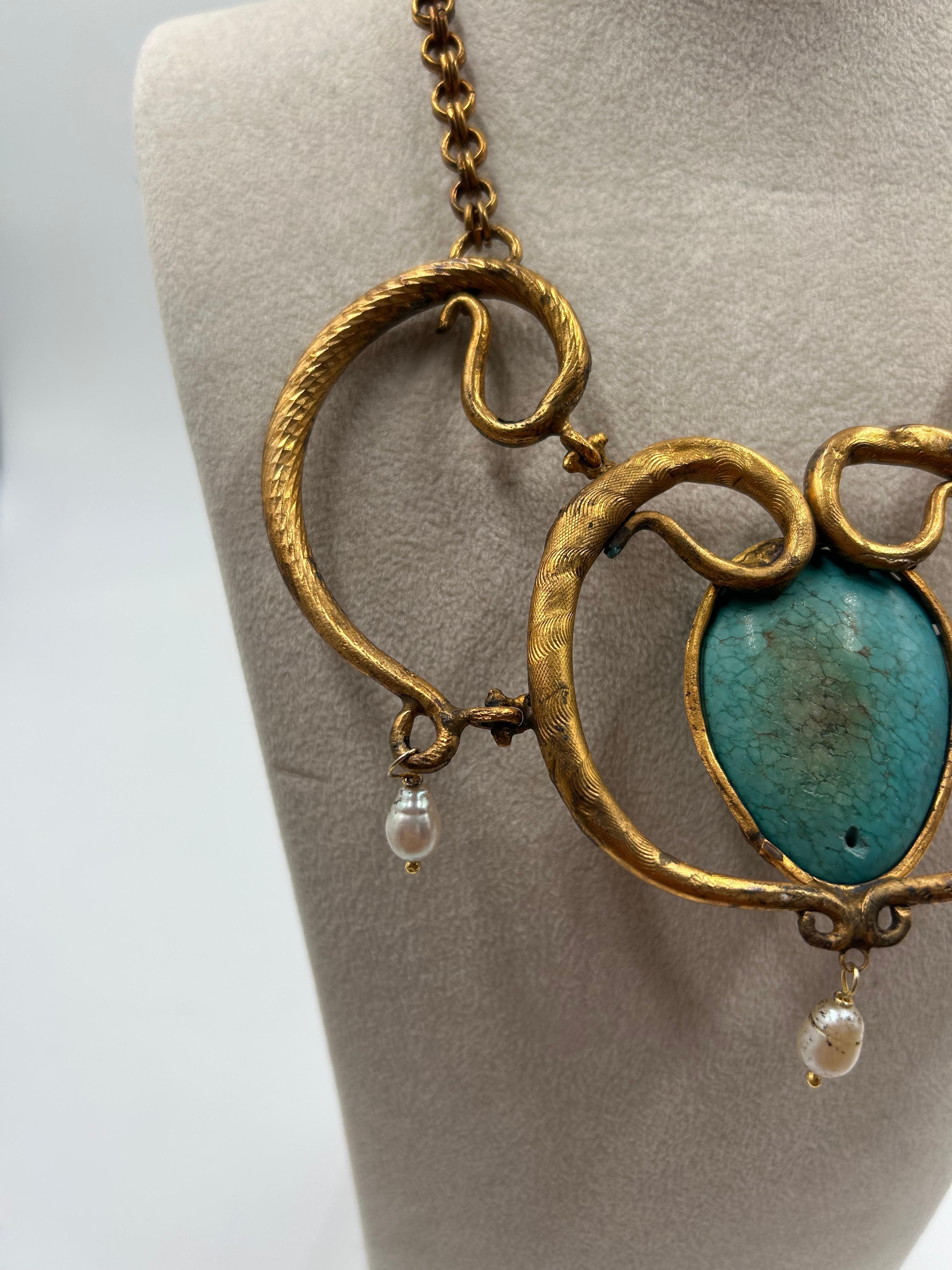 Collar de latón dorado y perlas colgantes en venta 3