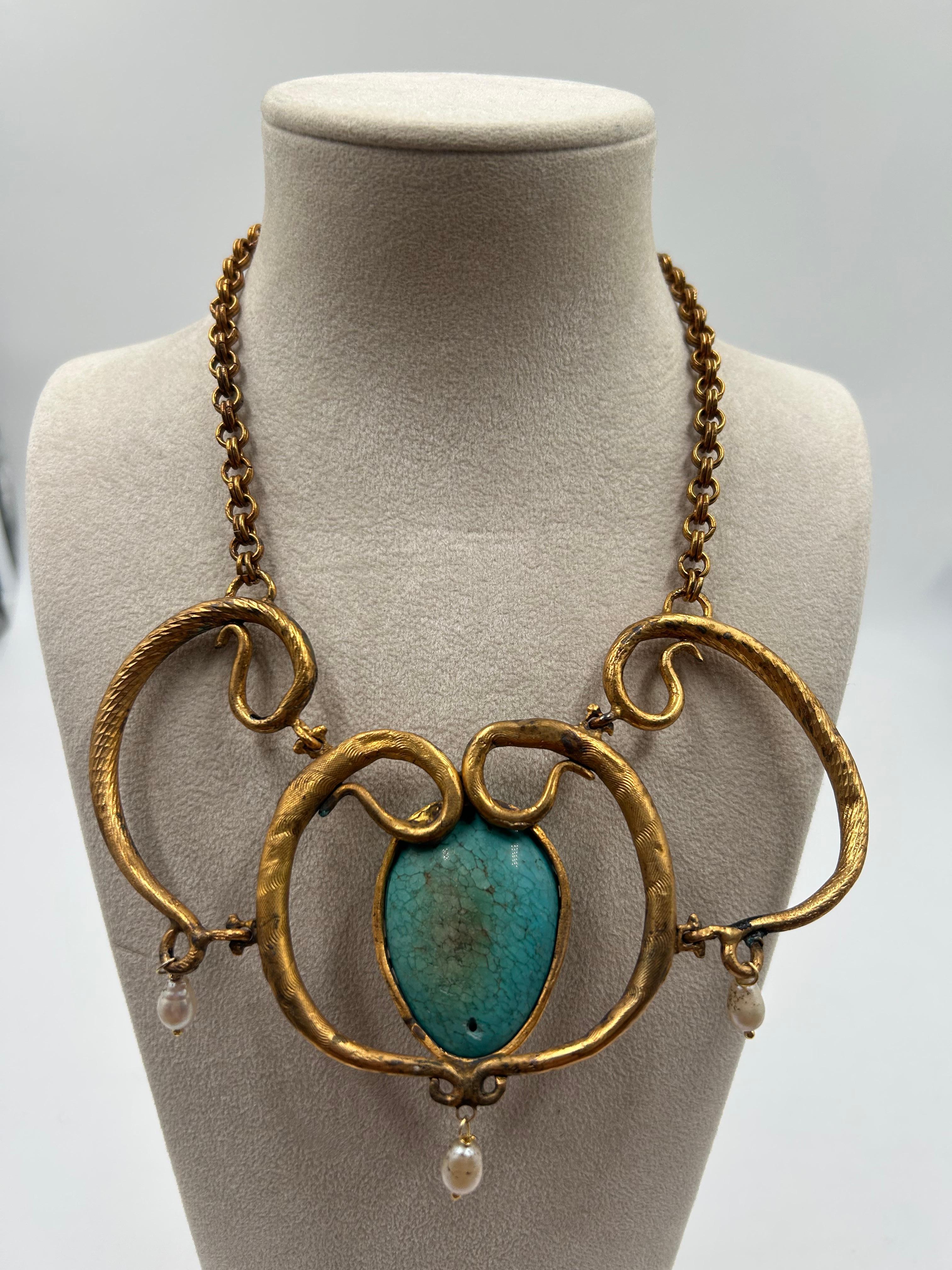 Collar de latón dorado y perlas colgantes en venta 1