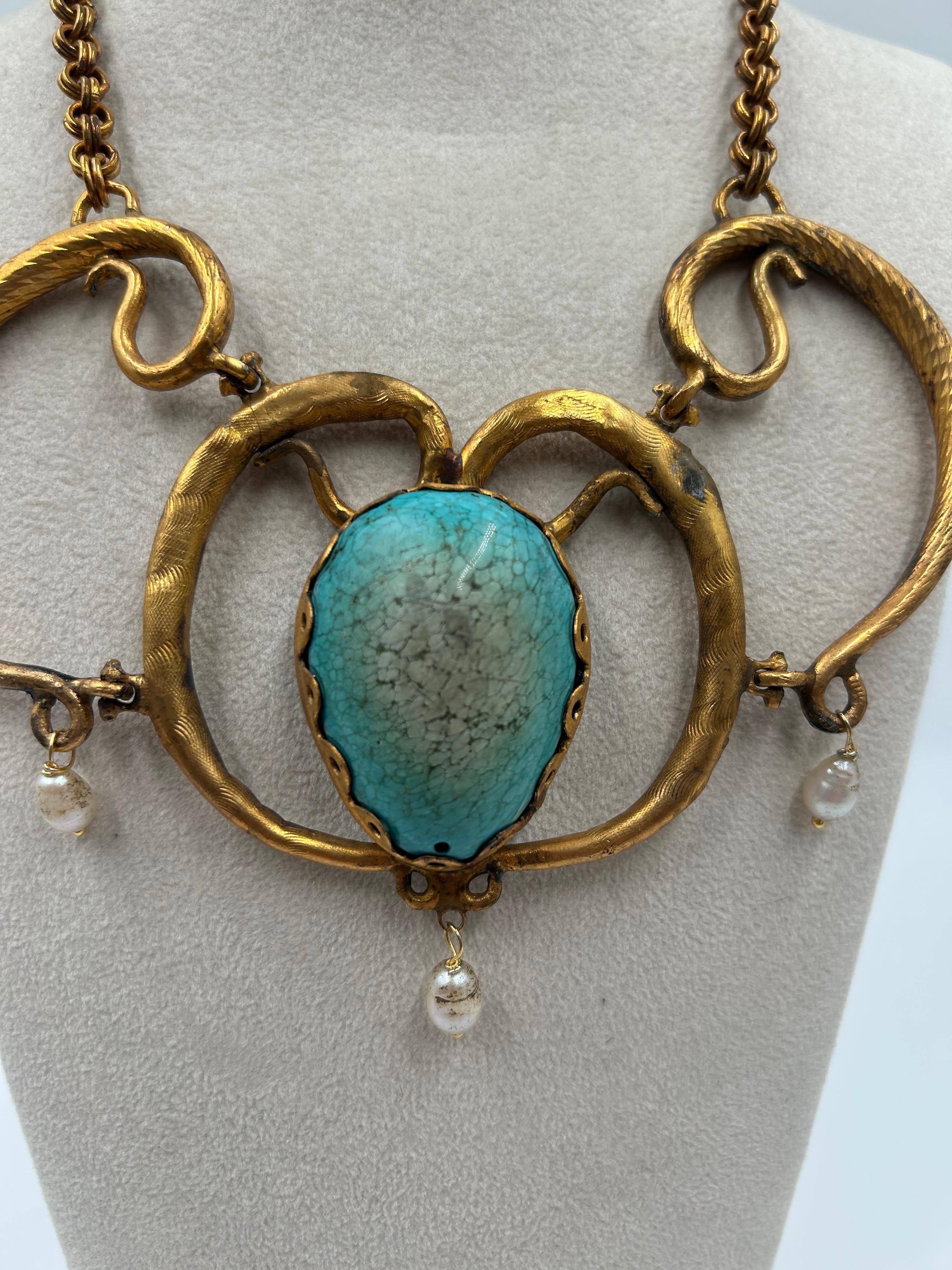 Collar de latón dorado y perlas colgantes Barroco en venta