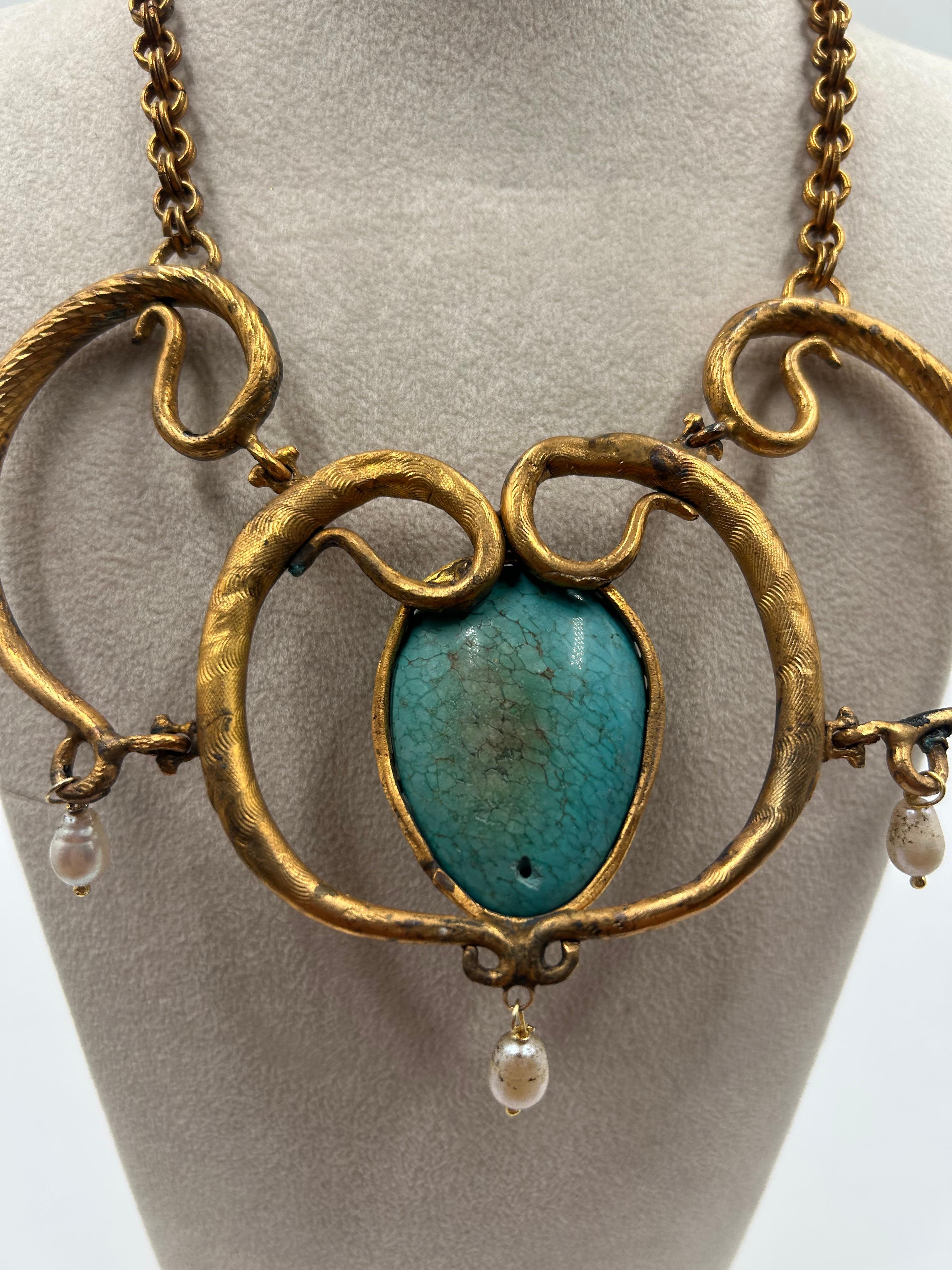 Collar de latón dorado y perlas colgantes en venta 2