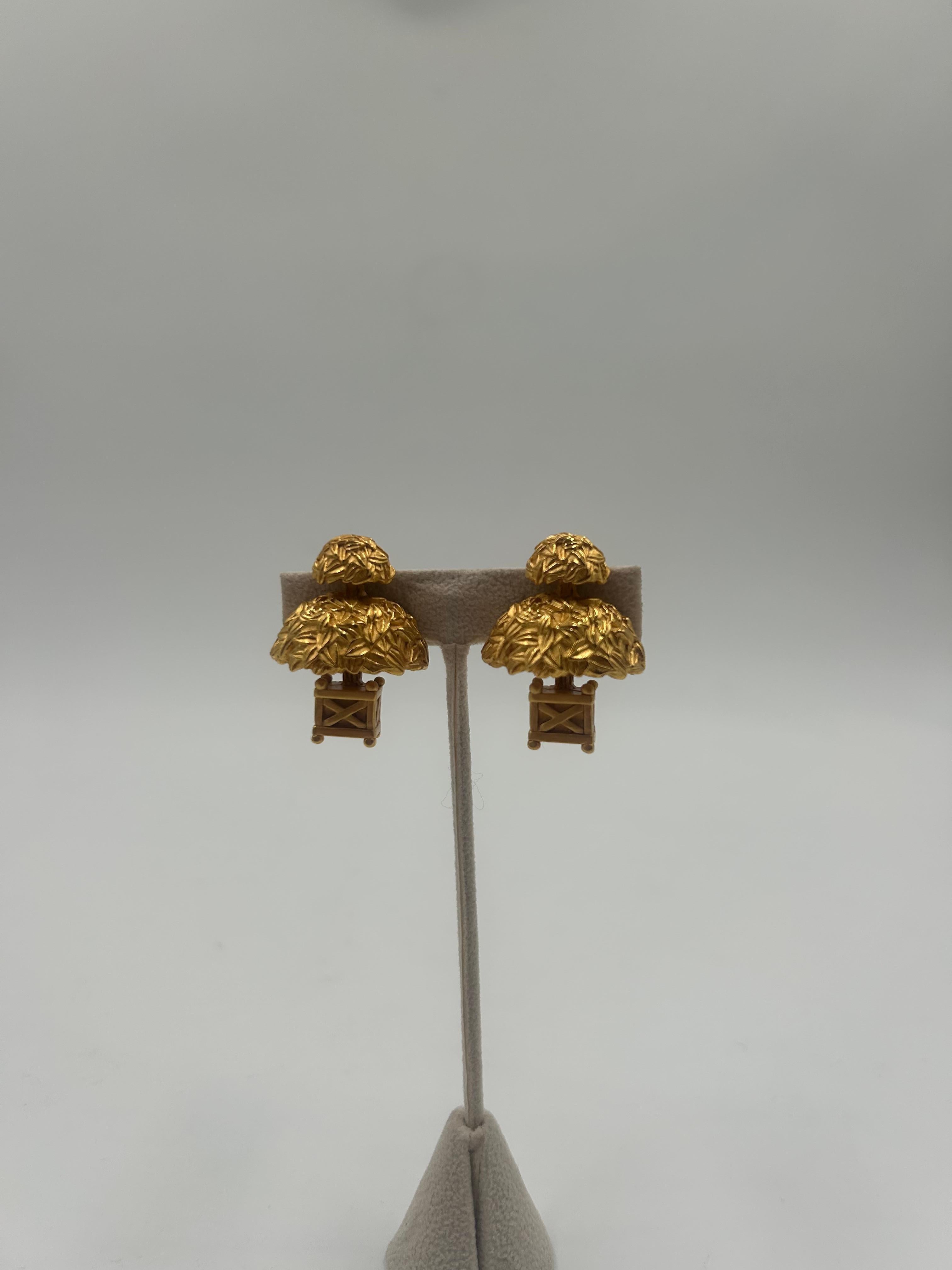 Chics et de collection, ces boucles d'oreilles Karl Lagerfeld à clip en or présentent un design audacieux et sculptural qui reflète l'esthétique emblématique et avant-gardiste du créateur. Conçues avec une finition riche et polie, elles offrent une
