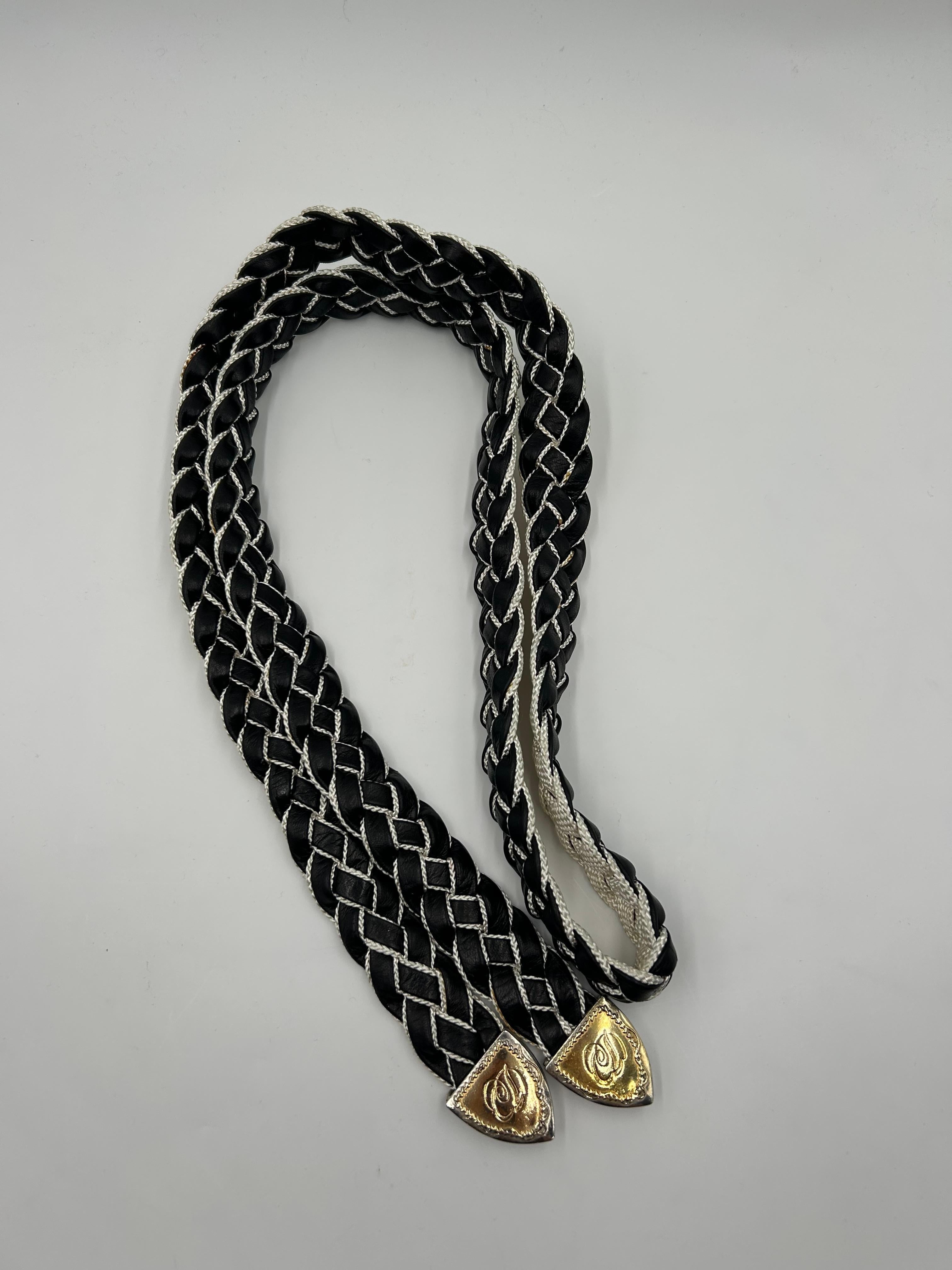 Christian Lacroix Cintura in corda bianca e nera. Questa cintura in corda bianca e nera di Christian Lacroix, unica nel suo genere, presenta un design a corde intrecciate che aggiunge consistenza e contrasto. Rifinito con un'elegante minuteria