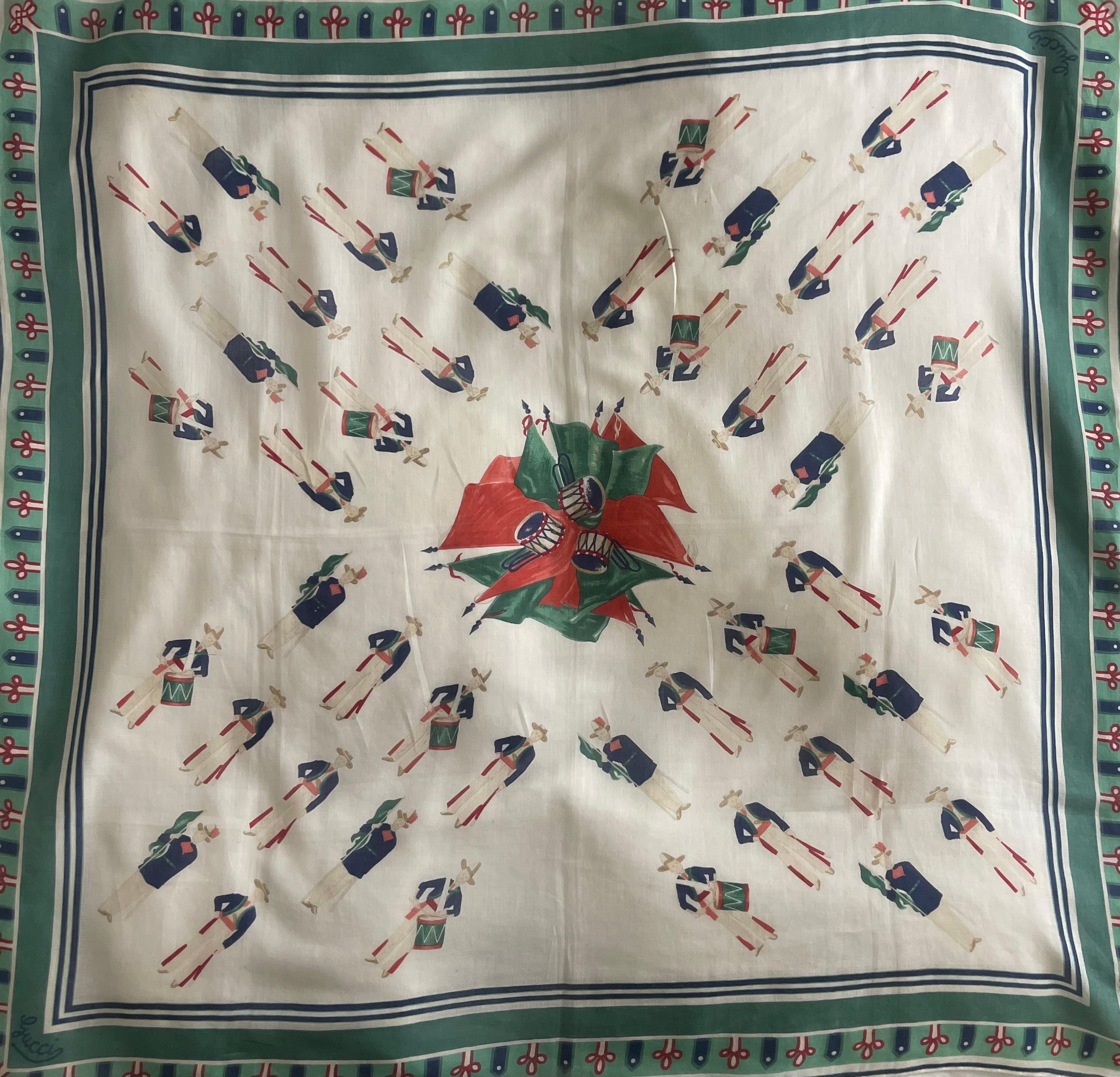 Pañuelo de algodón verde y blanco Gucci. Fresco y versátil, este pañuelo de algodón verde y blanco de Gucci presenta un tejido ligero y transpirable con una paleta de colores clásica. Perfecto para llevar todo el año, añade un toque de elegancia sin