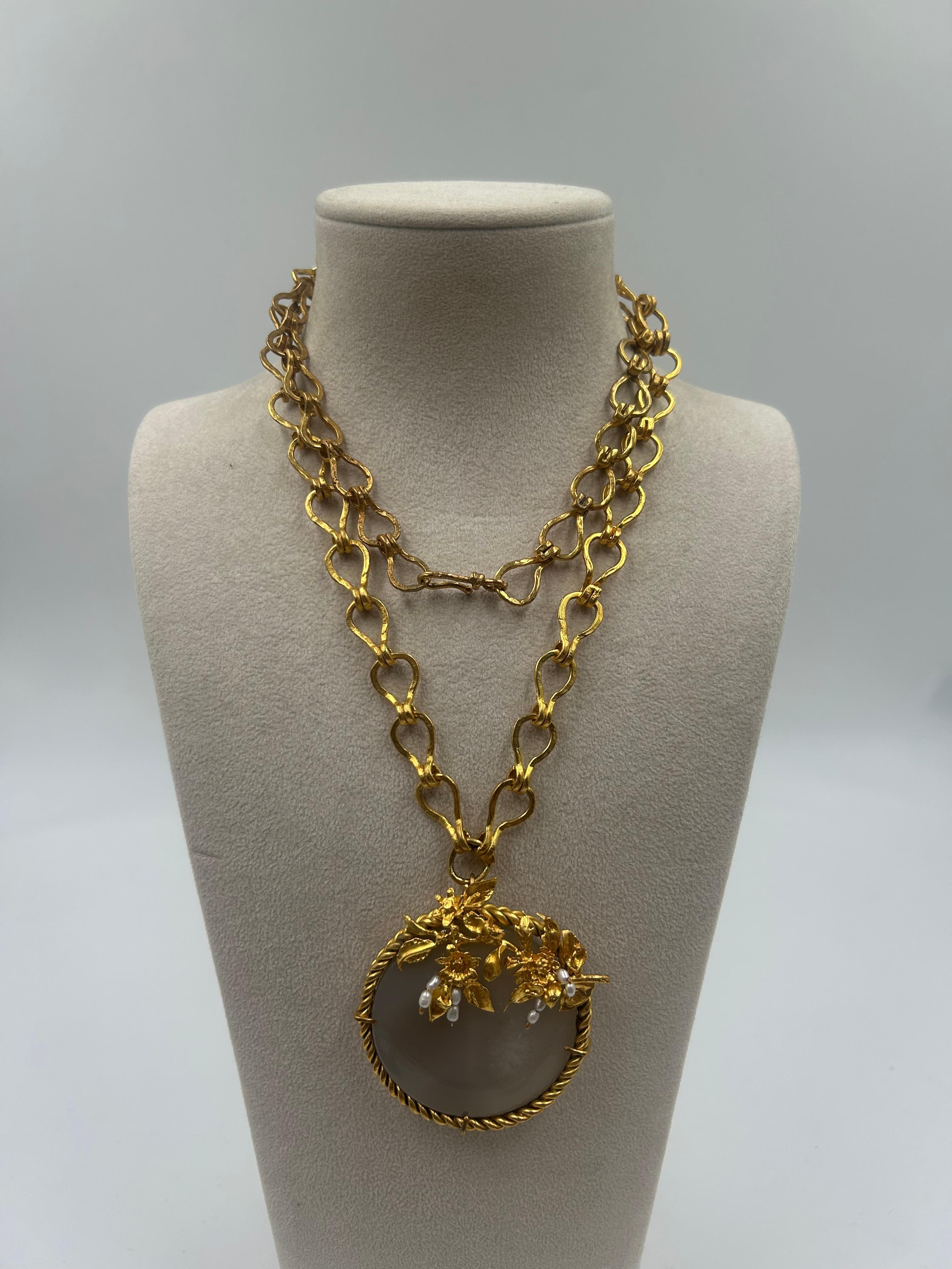 Collana in ottone dorato vintage. Audace ed elegante, questa collana vintage in ottone dorato presenta un design scultoreo dai toni caldi e ricchi e una presenza sorprendente. Realizzato con uno stile senza tempo, si posiziona splendidamente sul