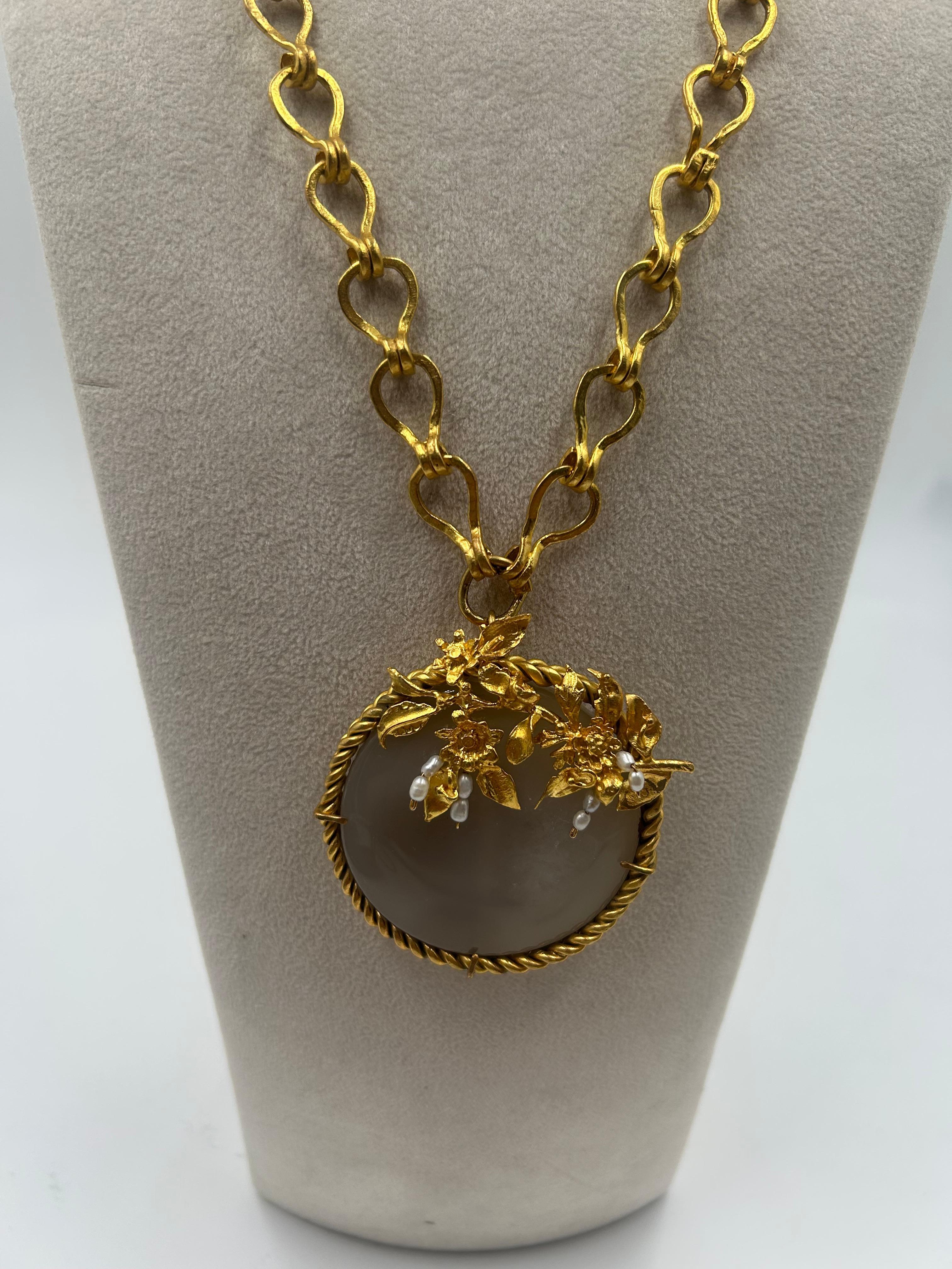 Collana d'ottone d'epoca con sfumature dorate in vendita 3