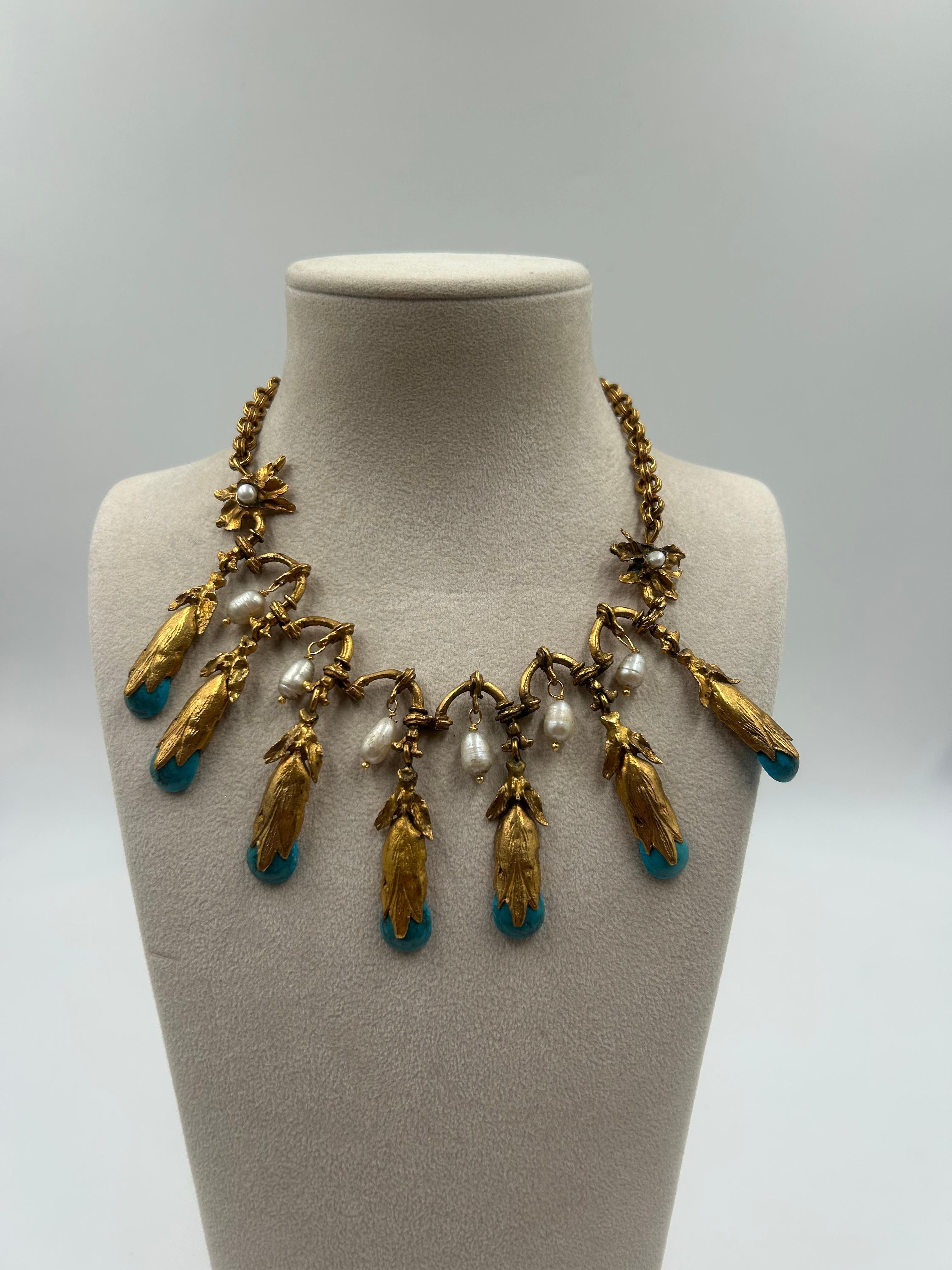 Collana con perle e ottone dorato. Elegante e accattivante, questa collana in ottone dorato e perle presenta un design sorprendente che unisce il fascino classico a uno stile audace e moderno. La calda finitura metallica si integra magnificamente