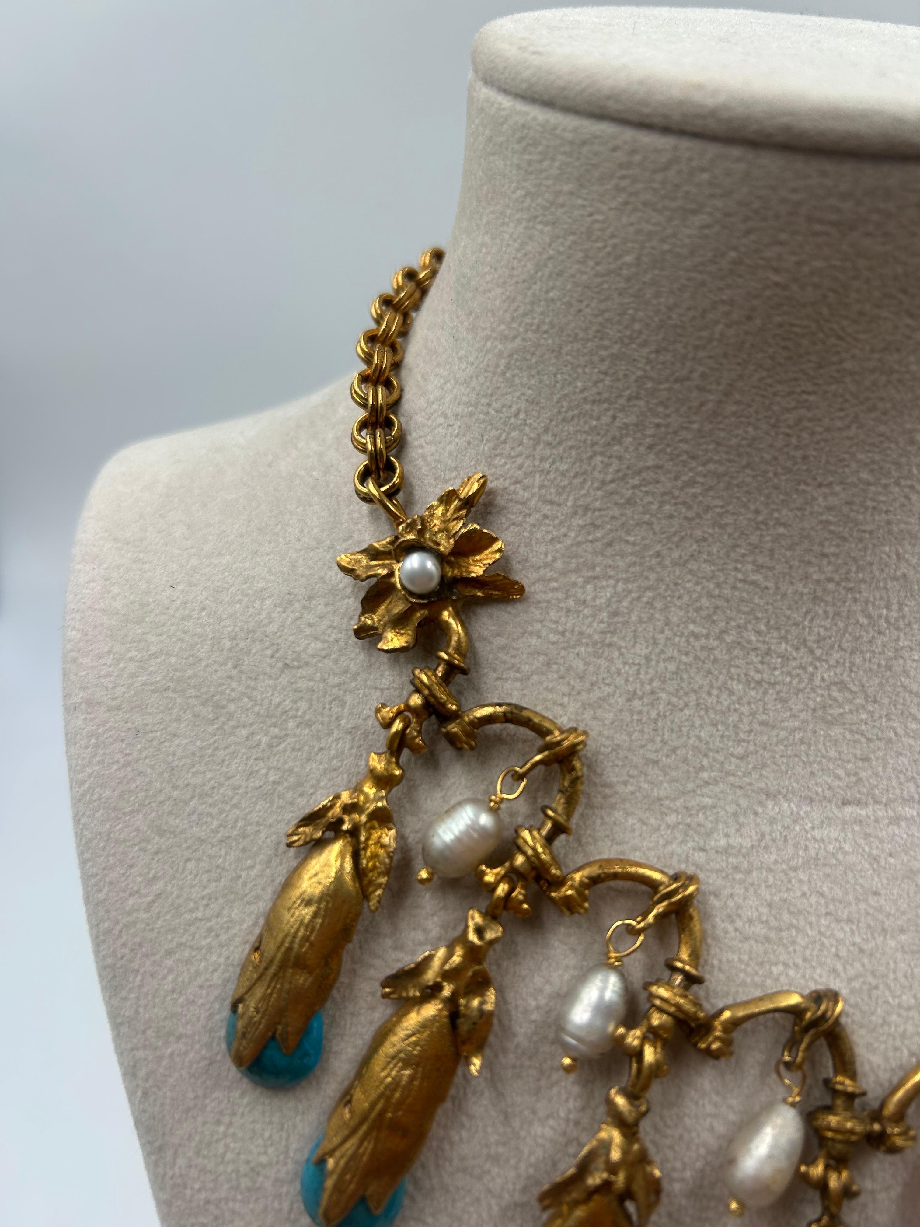 Collana in ottone e perle tonalità oro in vendita 1