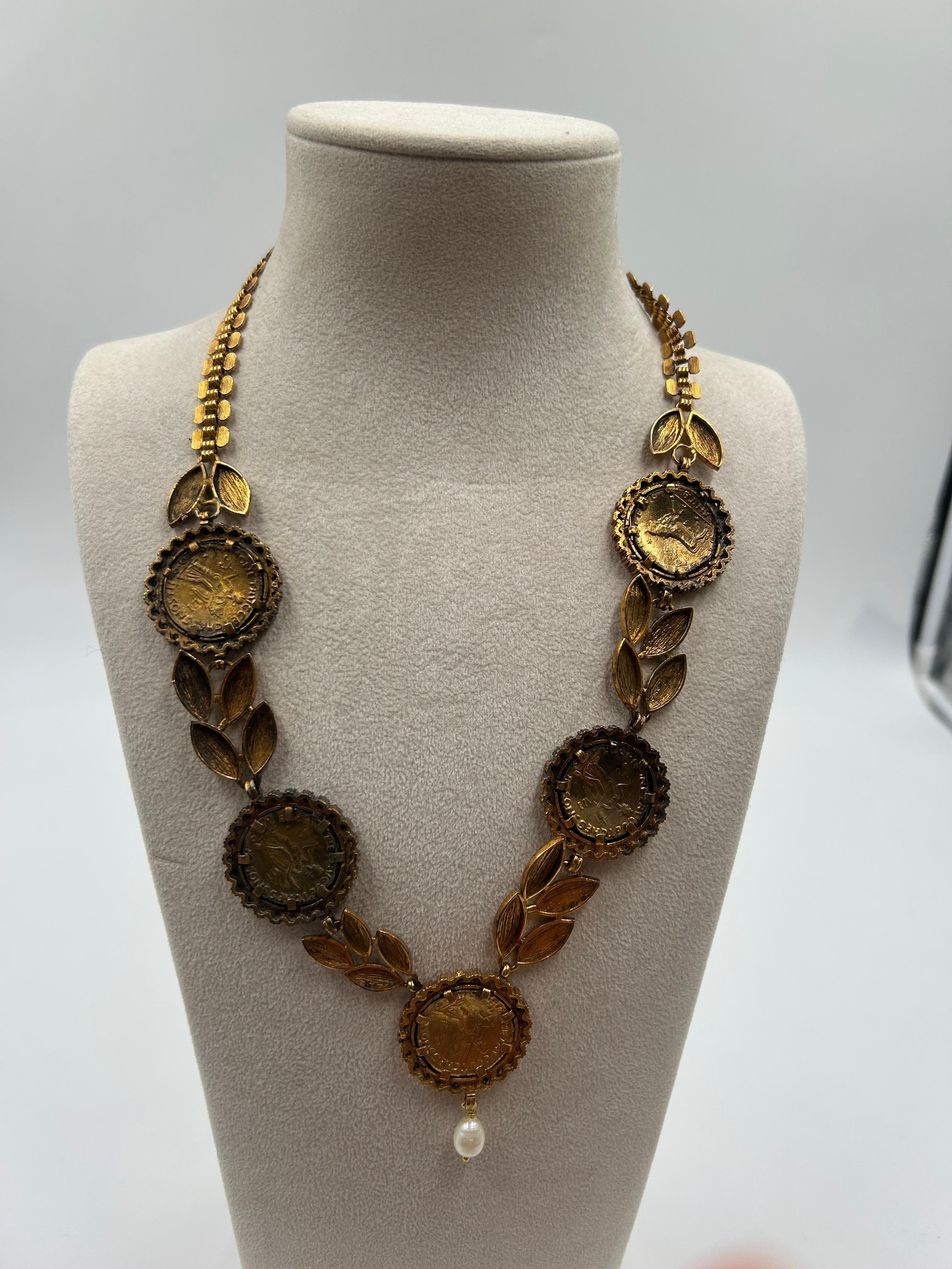 Collana con monete, foglie di alloro e perle in ottone dorato in vendita 2