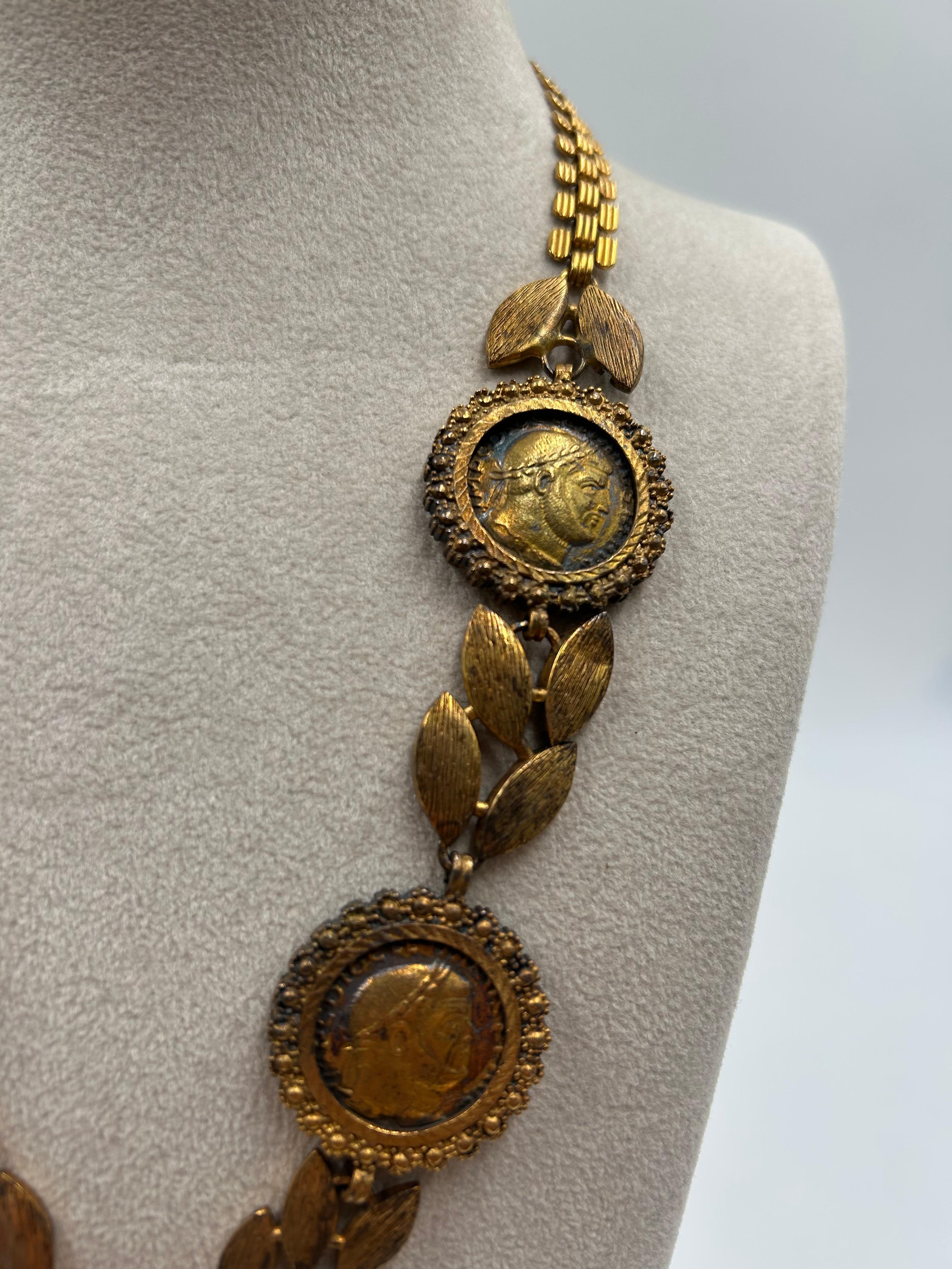 da uomo o donna Collana con monete, foglie di alloro e perle in ottone dorato in vendita