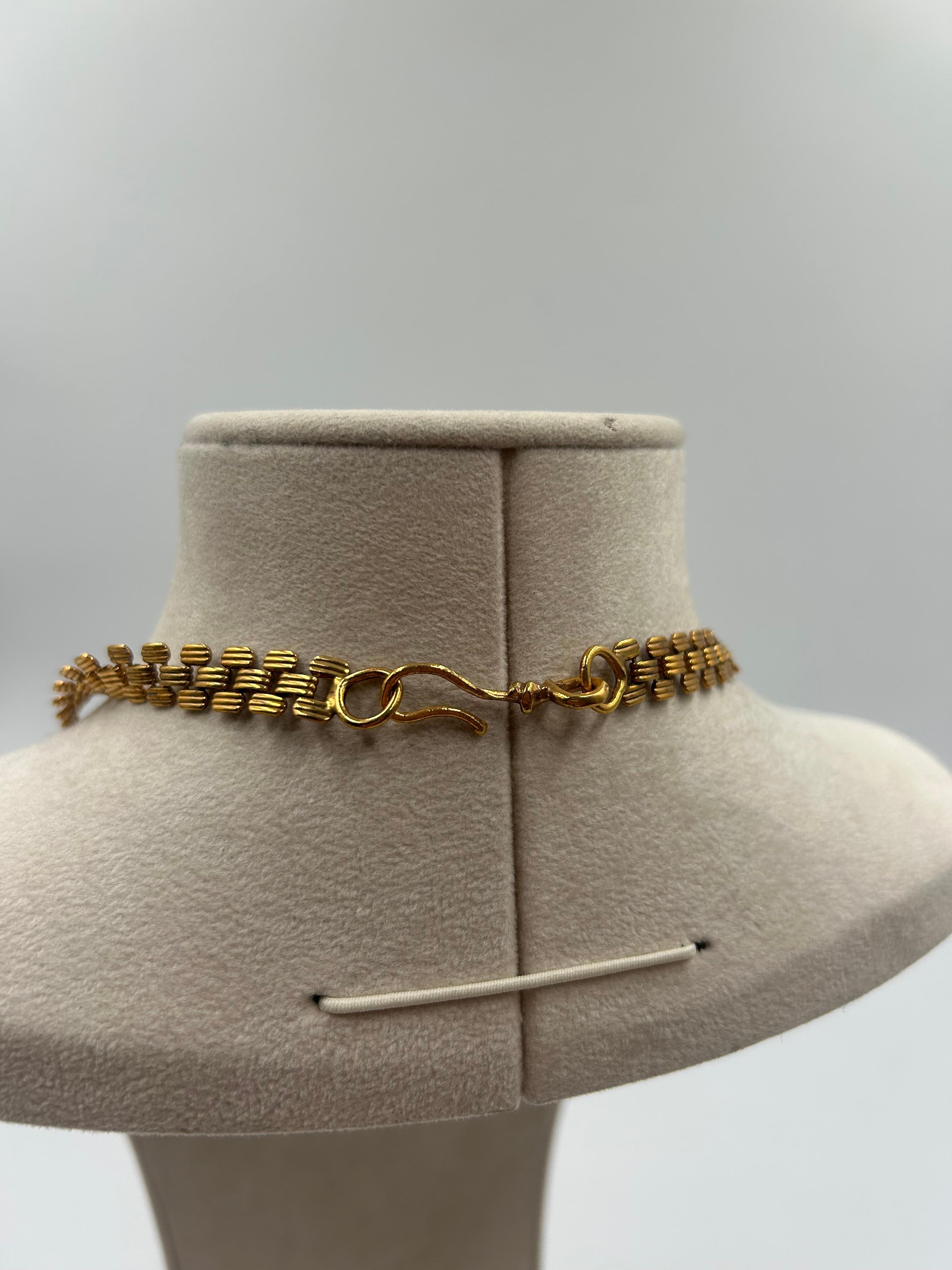 Collana con monete, foglie di alloro e perle in ottone dorato in vendita 1
