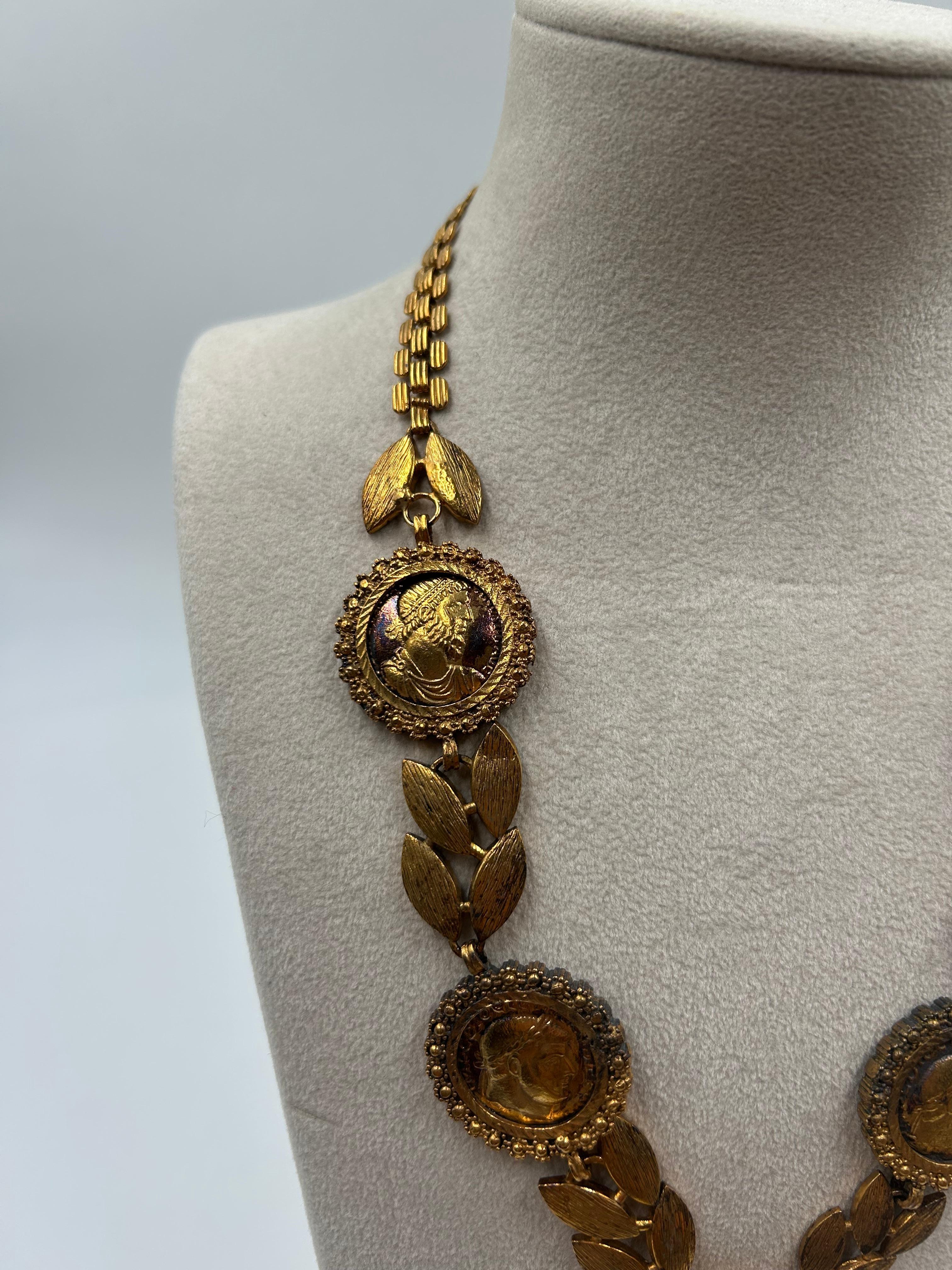 Grezzo Collana con monete, foglie di alloro e perle in ottone dorato in vendita
