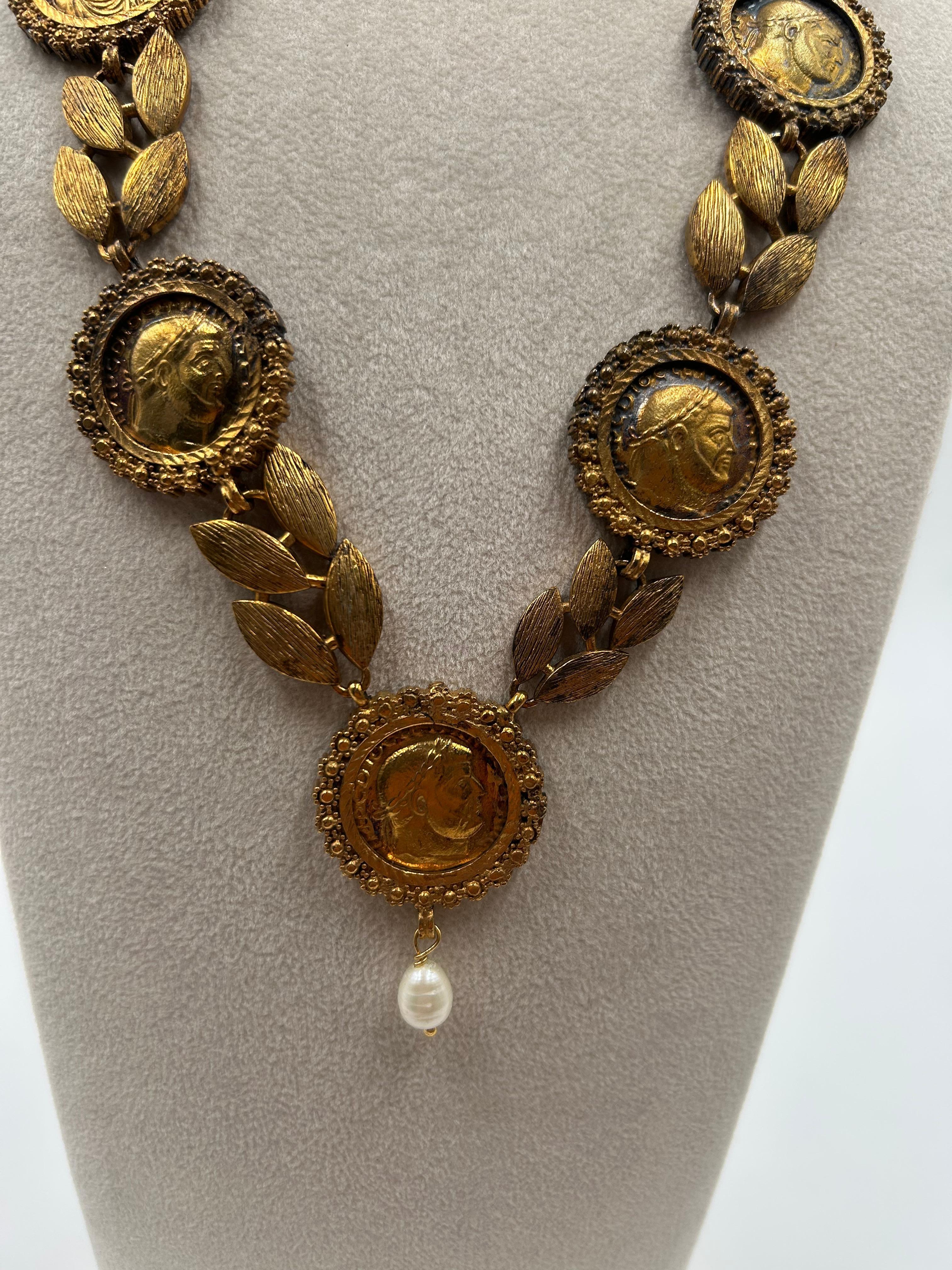 Collana con monete, foglie di alloro e perle in ottone dorato In condizioni buone in vendita a Palm Beach, FL