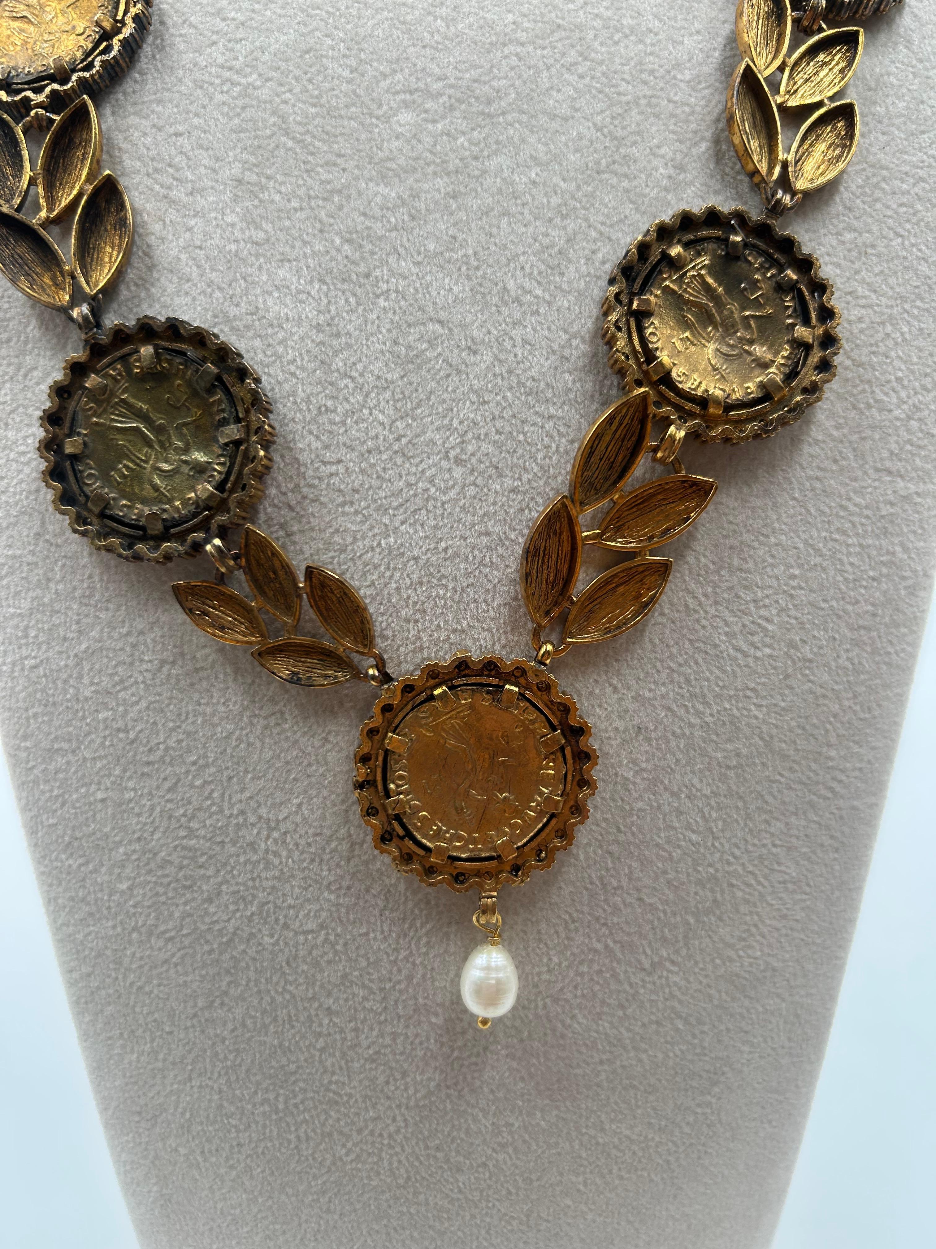 Collana con monete, foglie di alloro e perle in ottone dorato in vendita 3