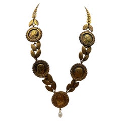Collar de latón dorado con monedas, hojas de laurel y perlas