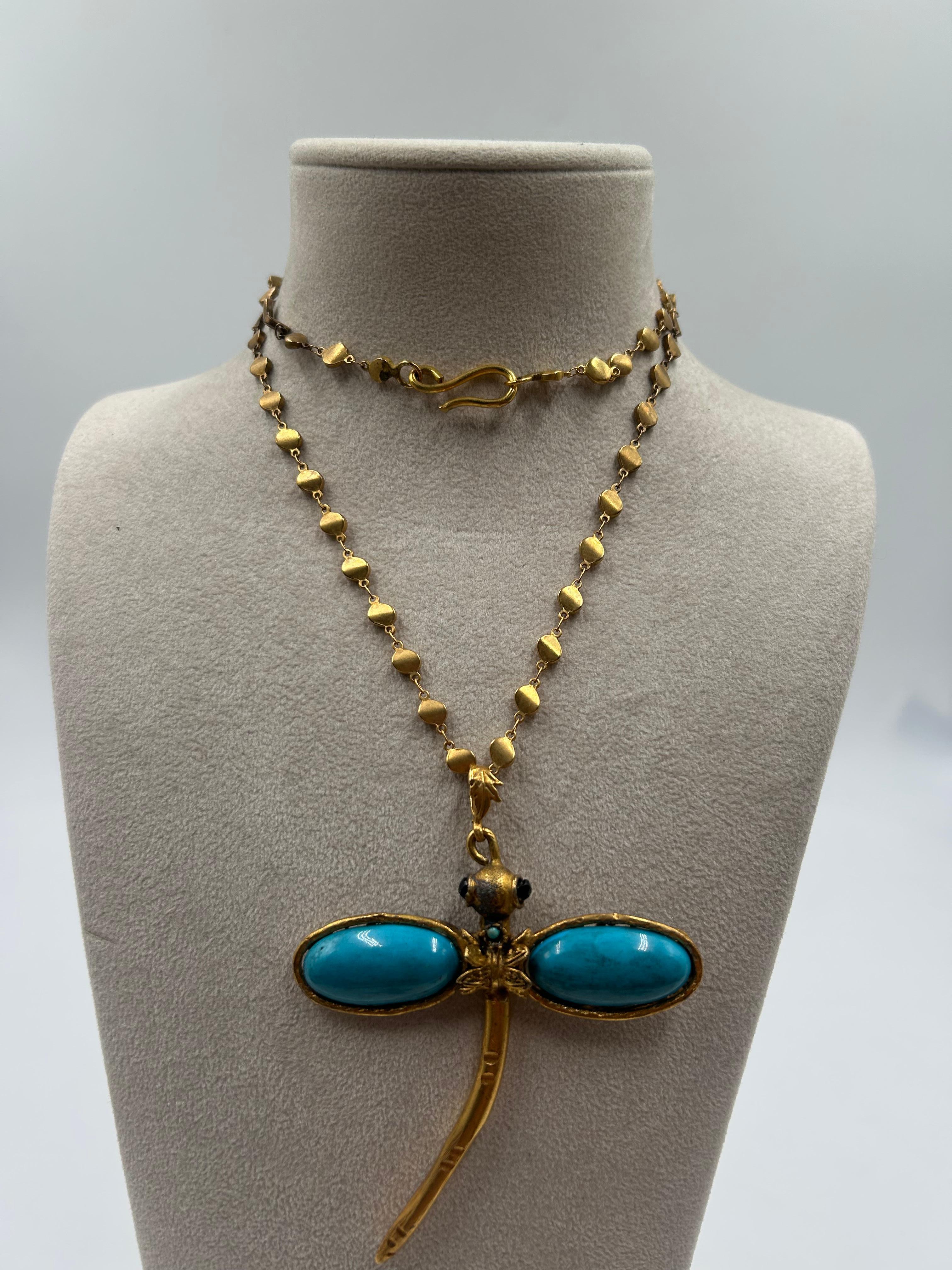 Collana con libellula blu in ottone dorato In condizioni buone in vendita a Palm Beach, FL
